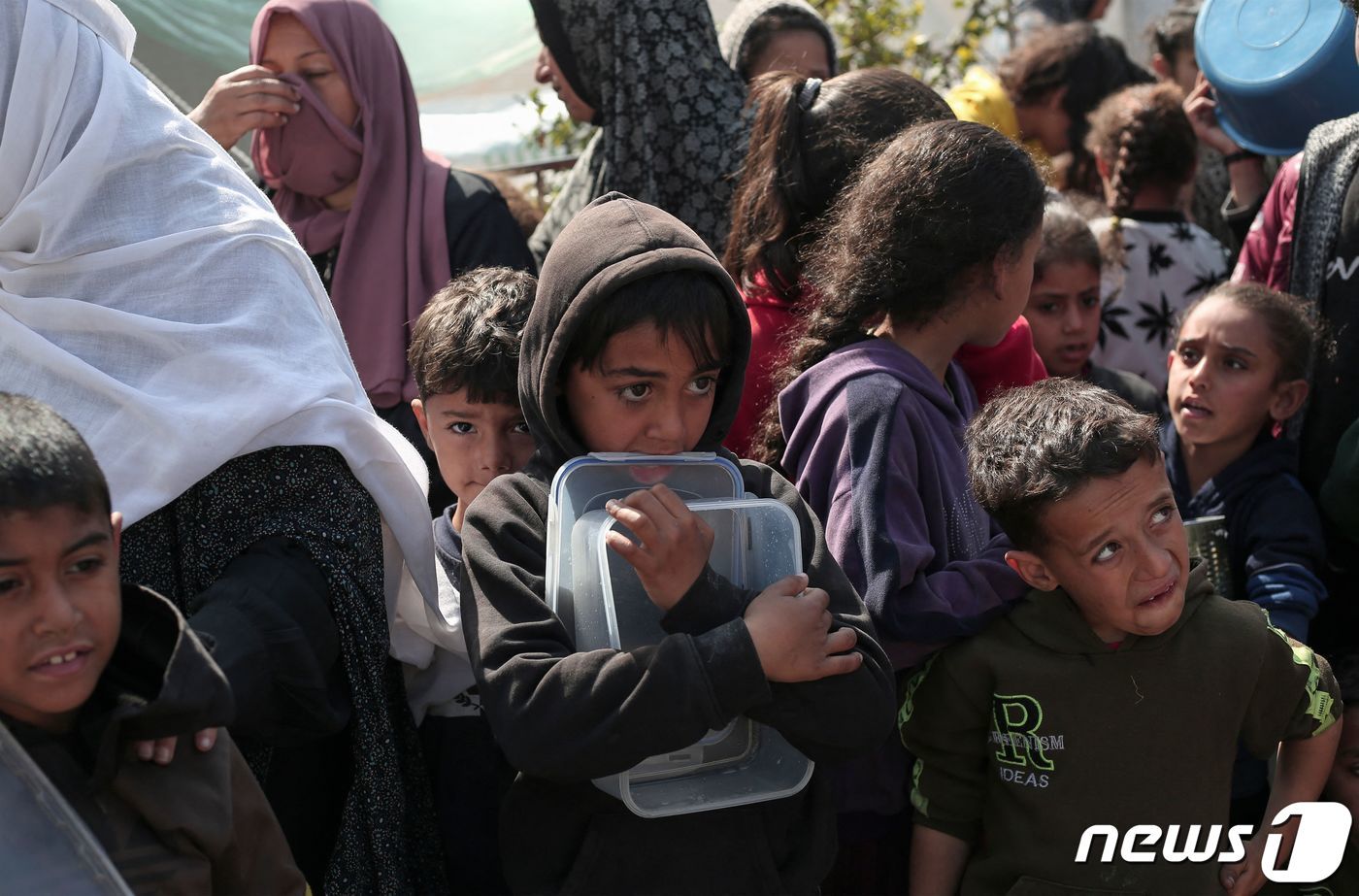 28일&#40;현지시간&#41; 가자지구 남부 라파에서 팔레스타인 난민 아동들이 식량 배급을 받기 위해 빈 그릇을 가지고 모여 있다. 2024.02.28/ ⓒ AFP=뉴스1 ⓒ News1 권진영 기자