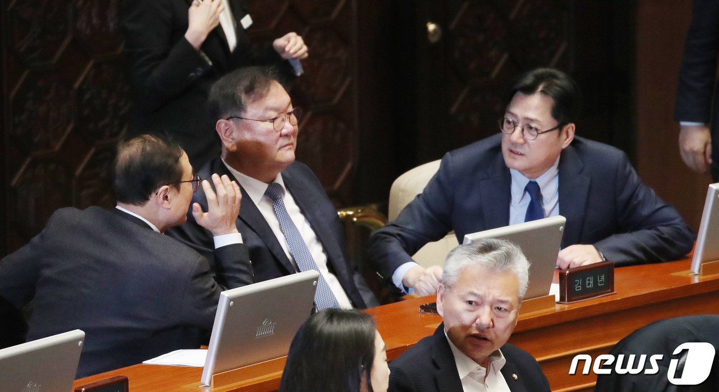 본문 이미지 - 홍익표 더불어민주당 원내대표와 홍영표 의원이 29일 오후 서울 여의도 국회에서 열린 제413회 국회(임시회) 제6차 본회의에서 이야기를 나누고 있다. 2024.2.29/뉴스1 ⓒ News1 임세영 기자