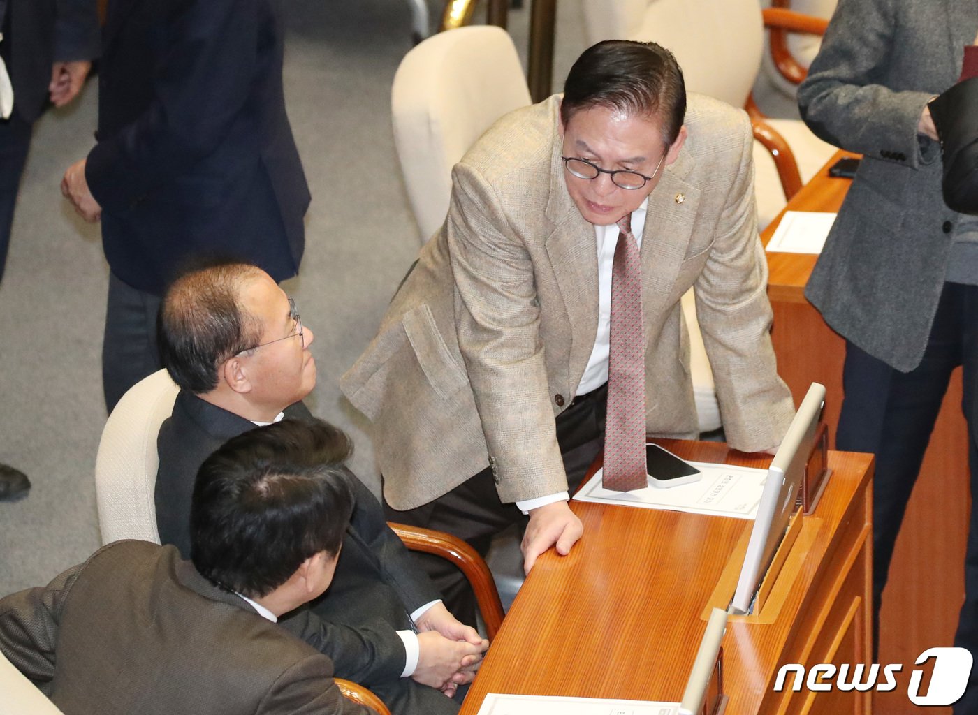 윤재옥 국민의힘 원내대표와 정우택 국회부의장이 29일 오후 서울 여의도 국회에서 열린 제413회 국회&#40;임시회&#41; 제6차 본회의에서 이야기를 나누고 있다. 2024.2.29/뉴스1 ⓒ News1 임세영 기자