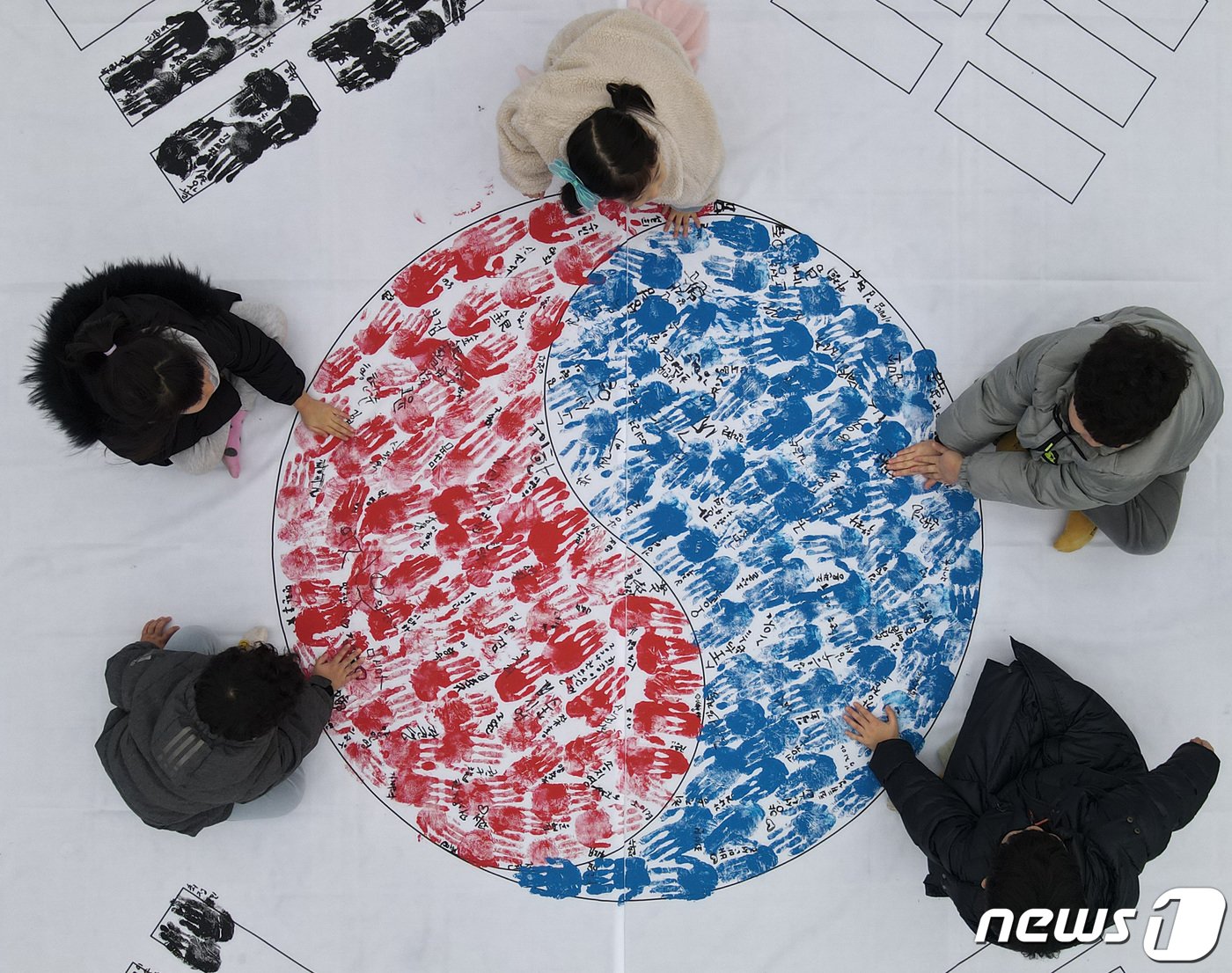 3.1절을 하루 앞둔 29일 충남 천안 동남구 병천면 유관순열사 사적지에서 열린 아우내 봉화제에 앞서 어린이들이 &#39;나라사랑 손도장 태극기 100만 챌린지&#39;를 하고 있다. 2024.2.29/뉴스1 ⓒ News1 김기태 기자