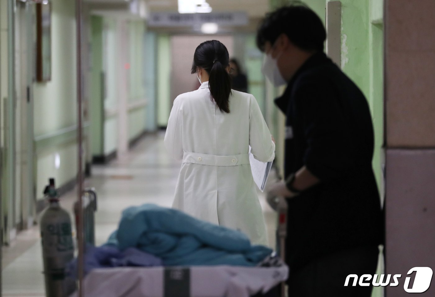 본문 이미지 - 정부가 의대 정원 확대에 반발해 병원을 집단 이탈한 전공의들에게 제시한 복귀 시한 마지막날인 29일 오후 부산 서구 부산대병원에서 의료진이 이동하고 있다. 2024.2.29/뉴스1 ⓒ News1 윤일지 기자