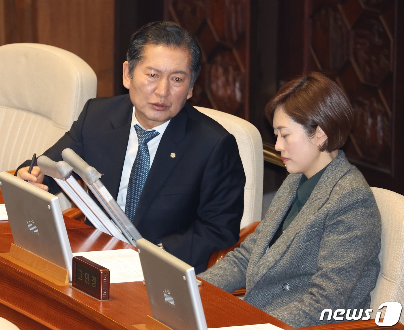 본문 이미지 - 정청래 더불어민주당 최고위원이 29일 오후 서울 여의도 국회에서 열린 제413회국회(임시회) 제6차 본회의에서 최고위원직을 사퇴한 고민정 의원과 대화를 하고 있다. 2024.2.29/뉴스1 ⓒ News1 송원영 기자