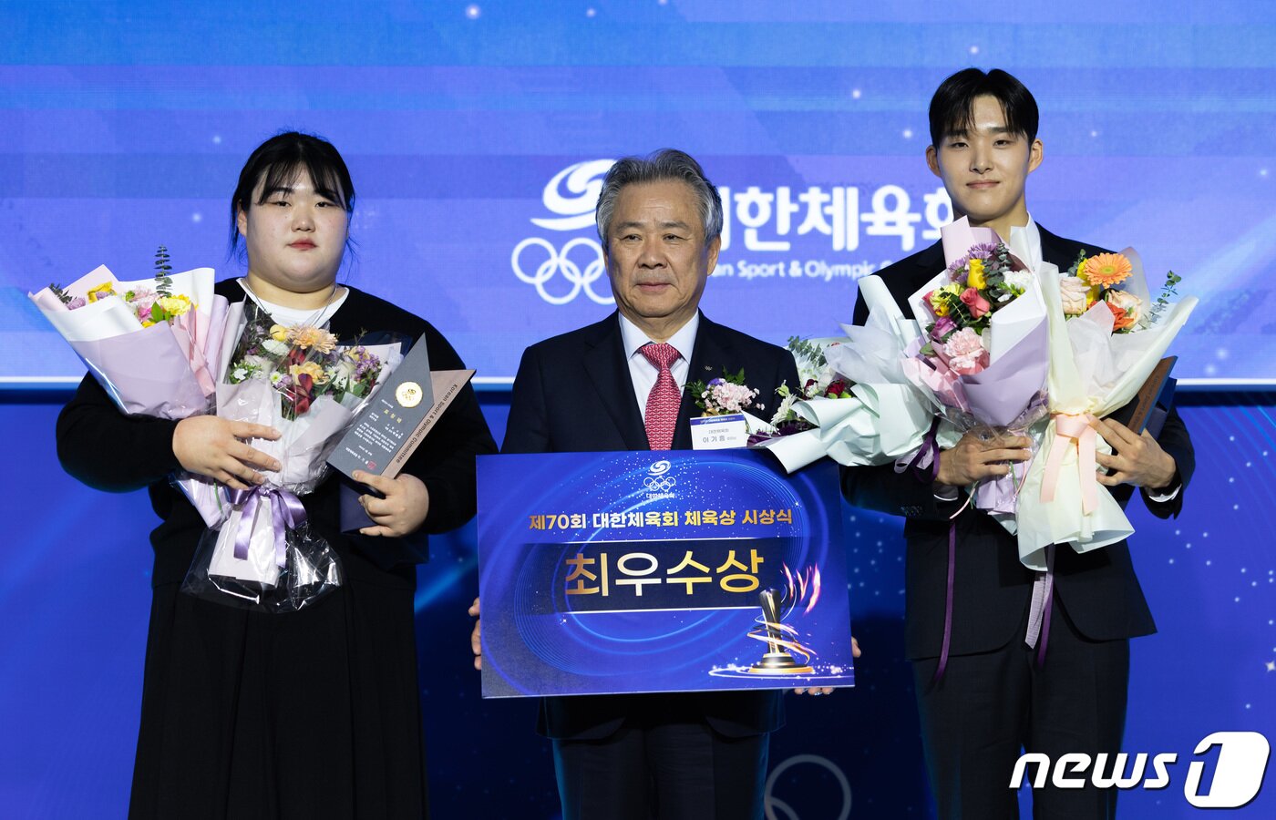 본문 이미지 - 항저우 아시안게임 여자 역도 87㎏ 이상급에서 우승하며 13년 만에 역도 금메달을 안긴 박혜정(왼쪽)과 2024년 세계수영선수권대회에서 남자 자유형 400m 우승을 차지한 김우민(오른쪽)이 29일 오후 서울 송파구 올림픽파크텔에서 열린 제70회 대한체육회체육상 시상식에서 경기 부문 최우수상을 수상한 후 이기흥 대한체육회장과 기념촬영을 하고 있다. 2024.2.29/뉴스1 ⓒ News1 이재명 기자