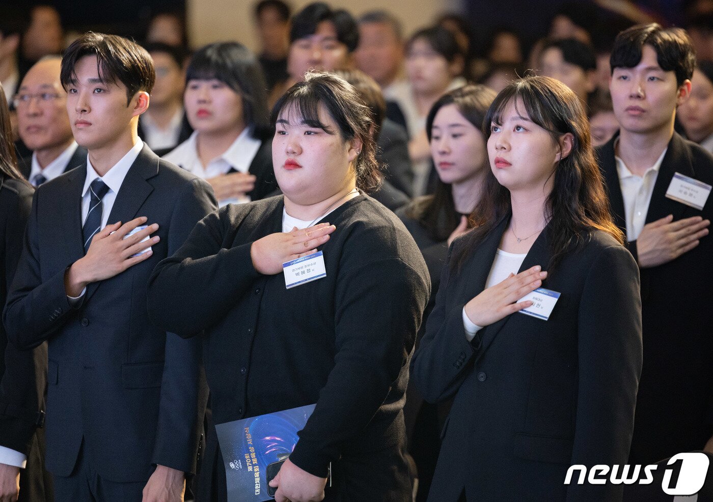 본문 이미지 - 대한체육회체육상 대상을 수상한 임시현(오른쪽부터)과 최우수상 박혜정, 김우민이 29일 오후 서울 송파구 올림픽파크텔에서 열린 제70회 대한체육회체육상 시상식에서 국민의례를 하고 있다. 2024.2.29/뉴스1 ⓒ News1 이재명 기자