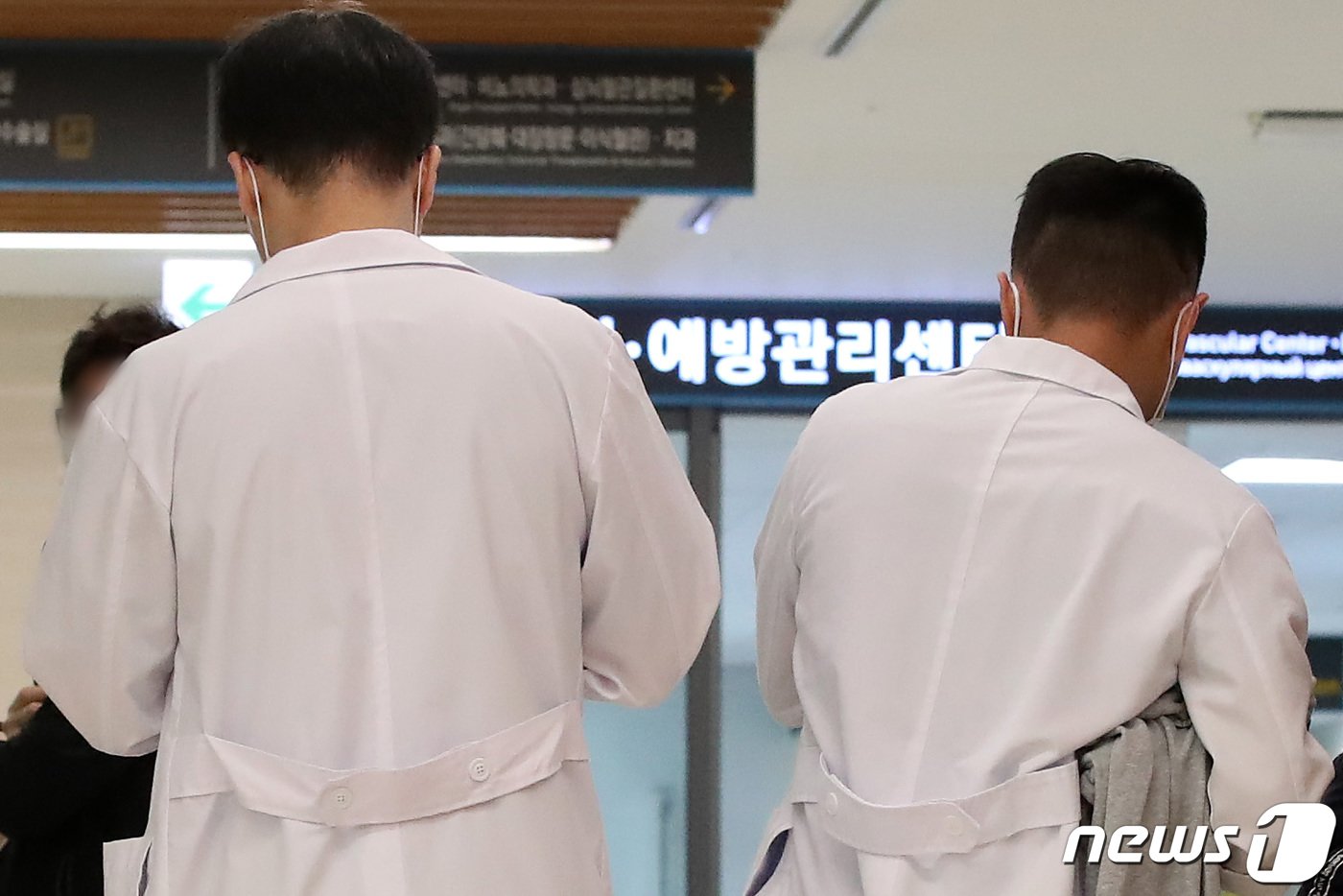 본문 이미지 - 29일 오후 대구의 한 대학병원에서 의료진이 발걸음을 옮기고 있다. 2024.2.29/뉴스1 ⓒ News1 공정식 기자