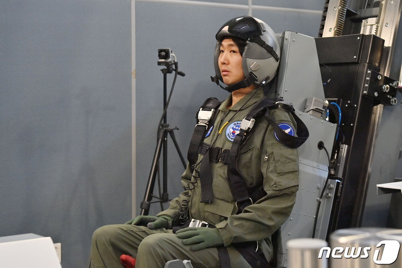 본문 이미지 - 비상탈출 훈련을 받고 있는 기자의 모습.