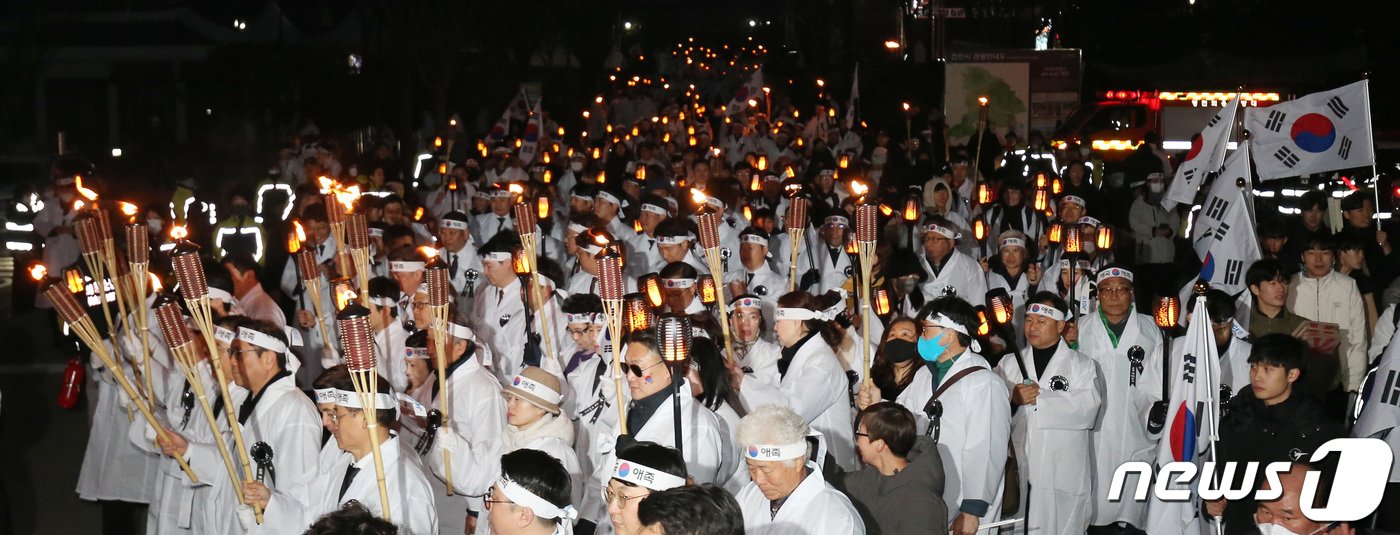 29일 충남 천안 동남구 병천면 유관순열사 사적지에서 열린 3.1운동 제105주년 기념 아우내 봉화제에서 시민들이 횃불을 들고 아우내 장터를 향해 행진하고 있다. 2024.2.29/뉴스1 ⓒ News1 김기태 기자