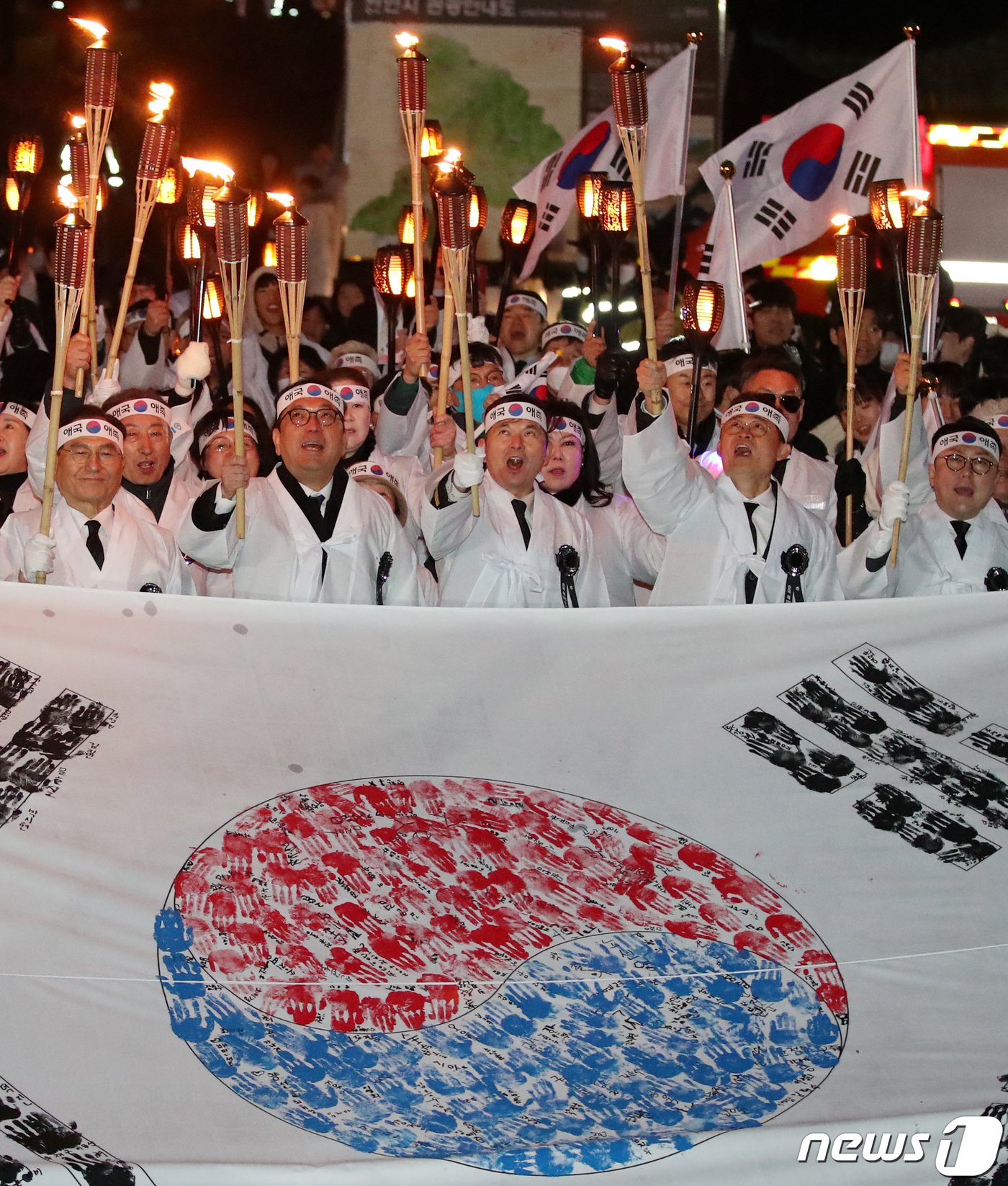 29일 충남 천안 동남구 병천면 유관순열사 사적지에서 열린 3.1운동 제105주년 기념 아우내 봉화제에서 시민들이 횃불을 들고 아우내 장터를 향해 행진하고 있다.  2024.2.29/뉴스1 ⓒ News1 김기태 기자