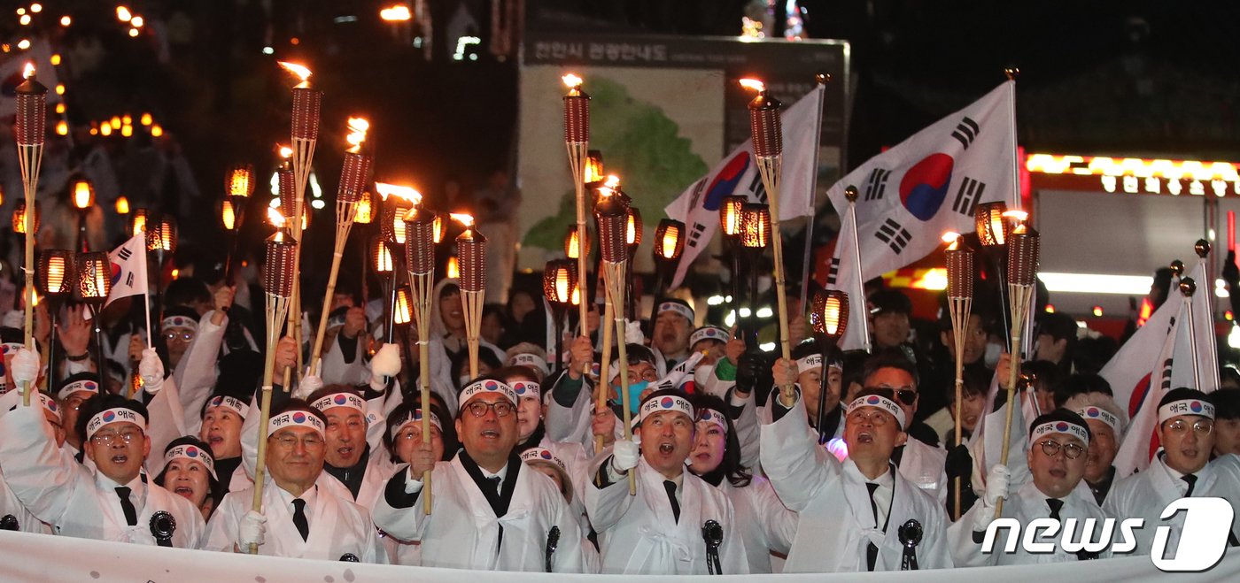 29일 충남 천안 동남구 병천면 유관순열사 사적지에서 열린 3.1운동 제105주년 기념 아우내 봉화제에서 시민들이 횃불을 들고 아우내 장터를 향해 행진하고 있다. 2024.2.29/뉴스1 ⓒ News1 김기태 기자