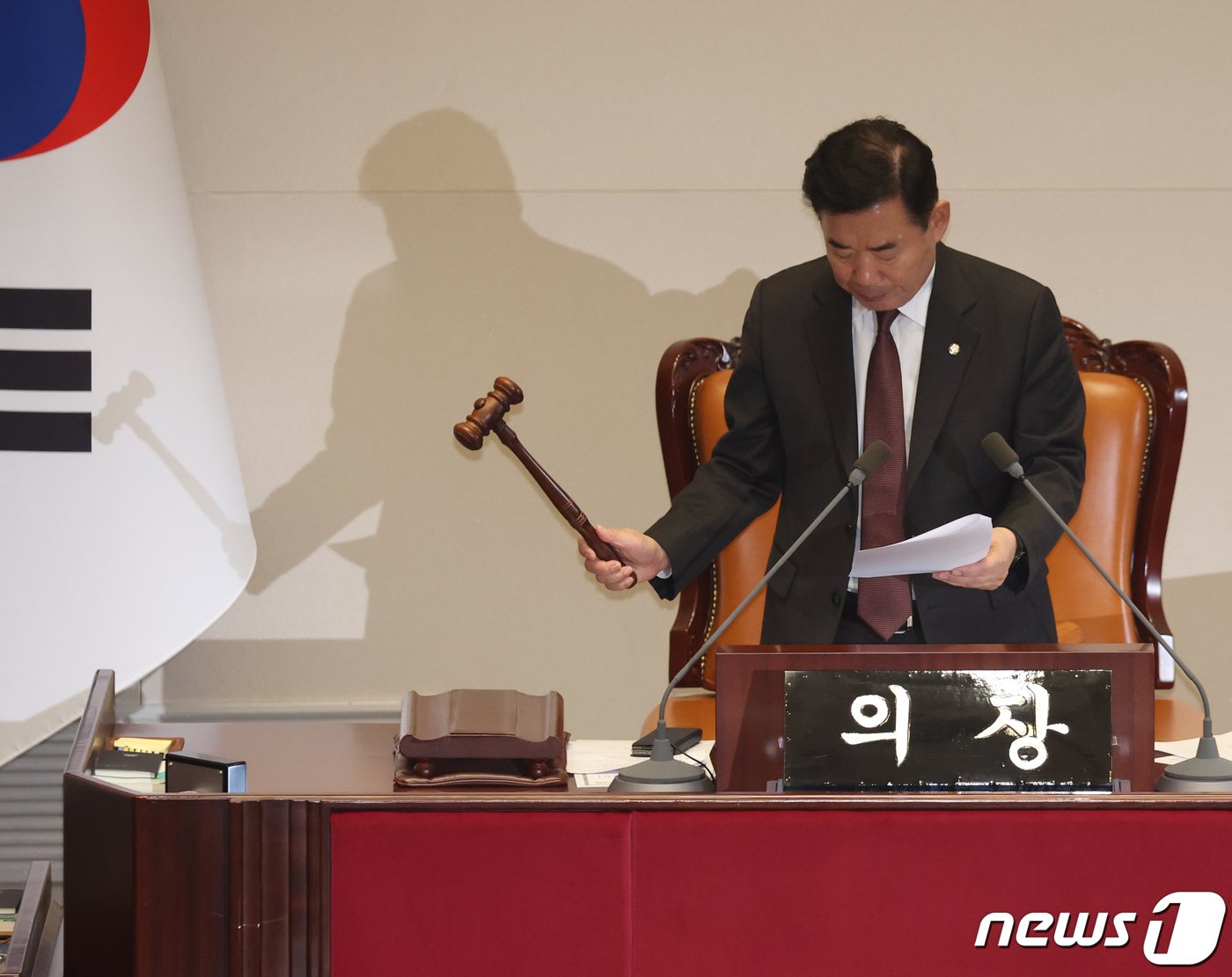 본문 이미지 - 김진표 국회의장이 29일 저녁 서울 여의도 국회 본회의장에서 열린 제413회 국회(임시회) 제6차 본회의에서 '쌍특검법(김건희 여사·대장동 특검법)' 재의의 건의 부결을 알리고 있다. 2024.2.29/뉴스1 ⓒ News1 송원영 기자