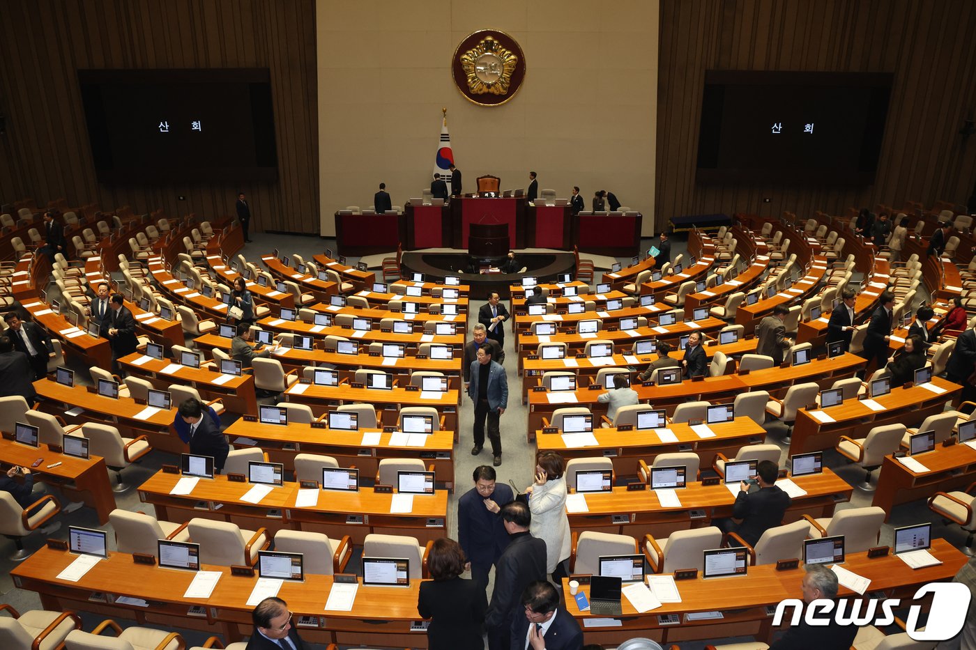 본문 이미지 - 더불어민주당 의원이 29일 저녁 서울 여의도 국회 본회의장에서 열린 제413회 국회(임시회) 제6차 본회의에서 '쌍특검법' 재의의 건이 부결되자 회의장을 나서고 있다. 2024.2.29/뉴스1 ⓒ News1 송원영 기자
