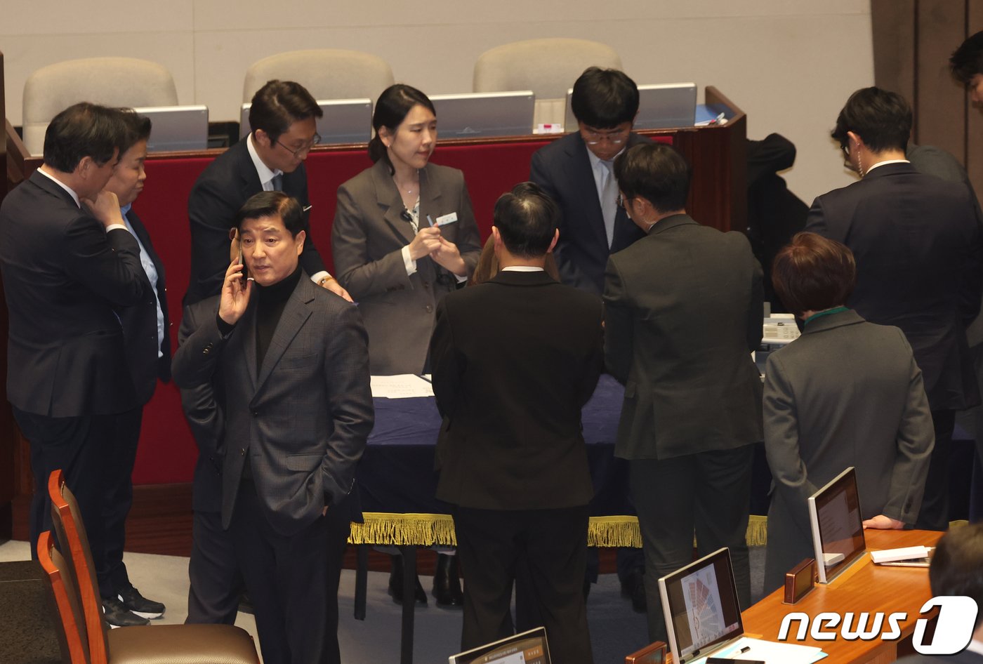 본문 이미지 - 29일 저녁 서울 여의도 국회 본회의장에서 열린 제413회 국회(임시회) 제6차 본회의에서 '쌍특검법(김건희 여사·대장동 특검법)' 재의의 건에 대한 개표가 진행되고 있다. 이날 '쌍특검법'은 최종 부결돼 폐기 됐다. 2024.2.29/뉴스1 ⓒ News1 송원영 기자