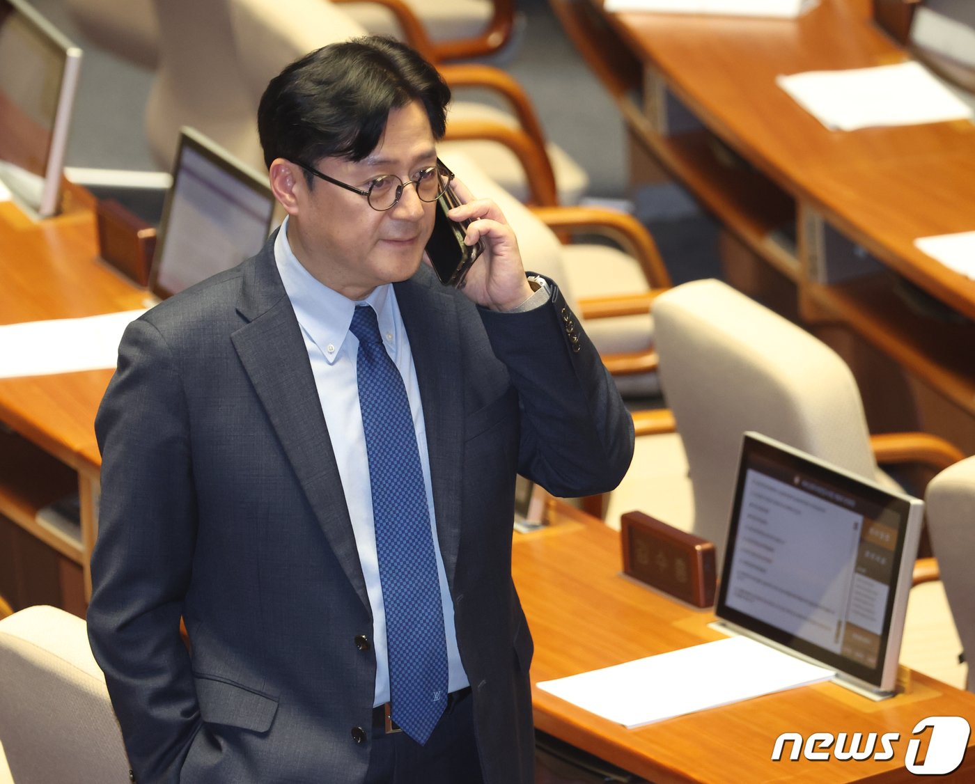 홍익표 더불어민주당 원내대표가 29일 저녁 서울 여의도 국회 본회의장에서 열린 제413회 국회&#40;임시회&#41; 제6차 본회의에서 &#39;쌍특검법&#40;김건희 여사·대장동 특검법&#41;&#39; 재의의 건에 대한 투표를 마치고 통화를 하고 있다. 이날 &#39;쌍특검법&#39;은 최종 부결돼 폐기 됐다. 2024.2.29/뉴스1 ⓒ News1 송원영 기자