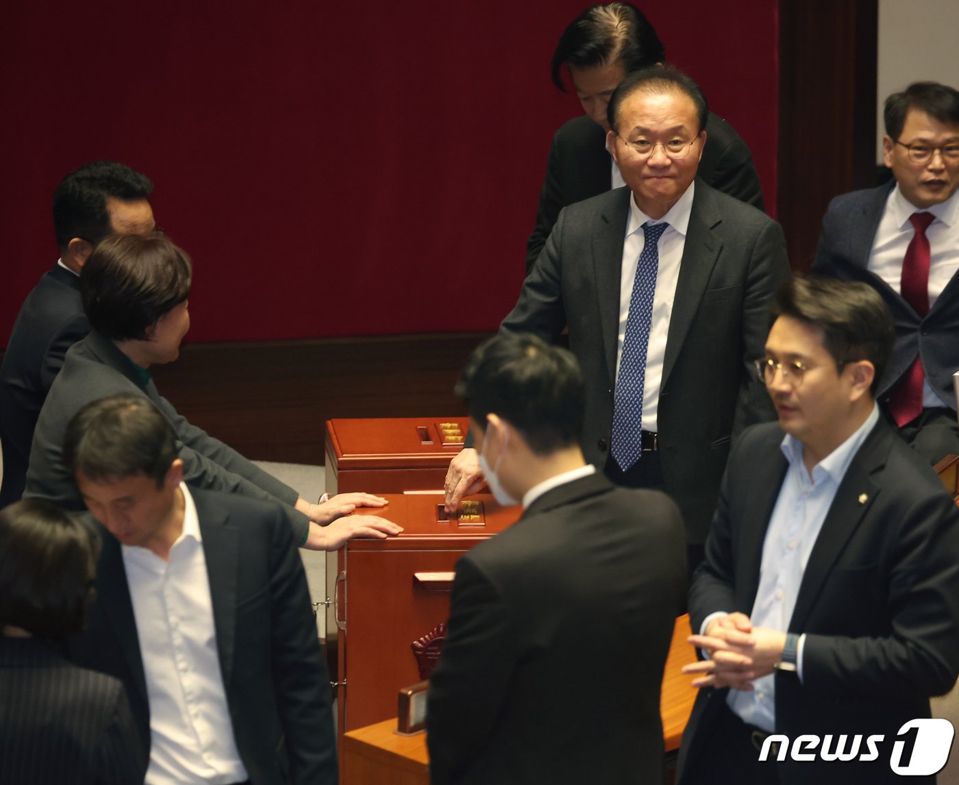 윤재옥 국민의힘 원내대표가 29일 저녁 서울 여의도 국회 본회의장에서 열린 제413회 국회&#40;임시회&#41; 제6차 본회의에서 &#39;쌍특검법&#40;김건희 여사·대장동 특검법&#41;&#39; 재의의 건에 대한 투표를 하고 있다. 이날 &#39;쌍특검법&#39;은 최종 부결돼 폐기 됐다. 2024.2.29/뉴스1 ⓒ News1 송원영 기자