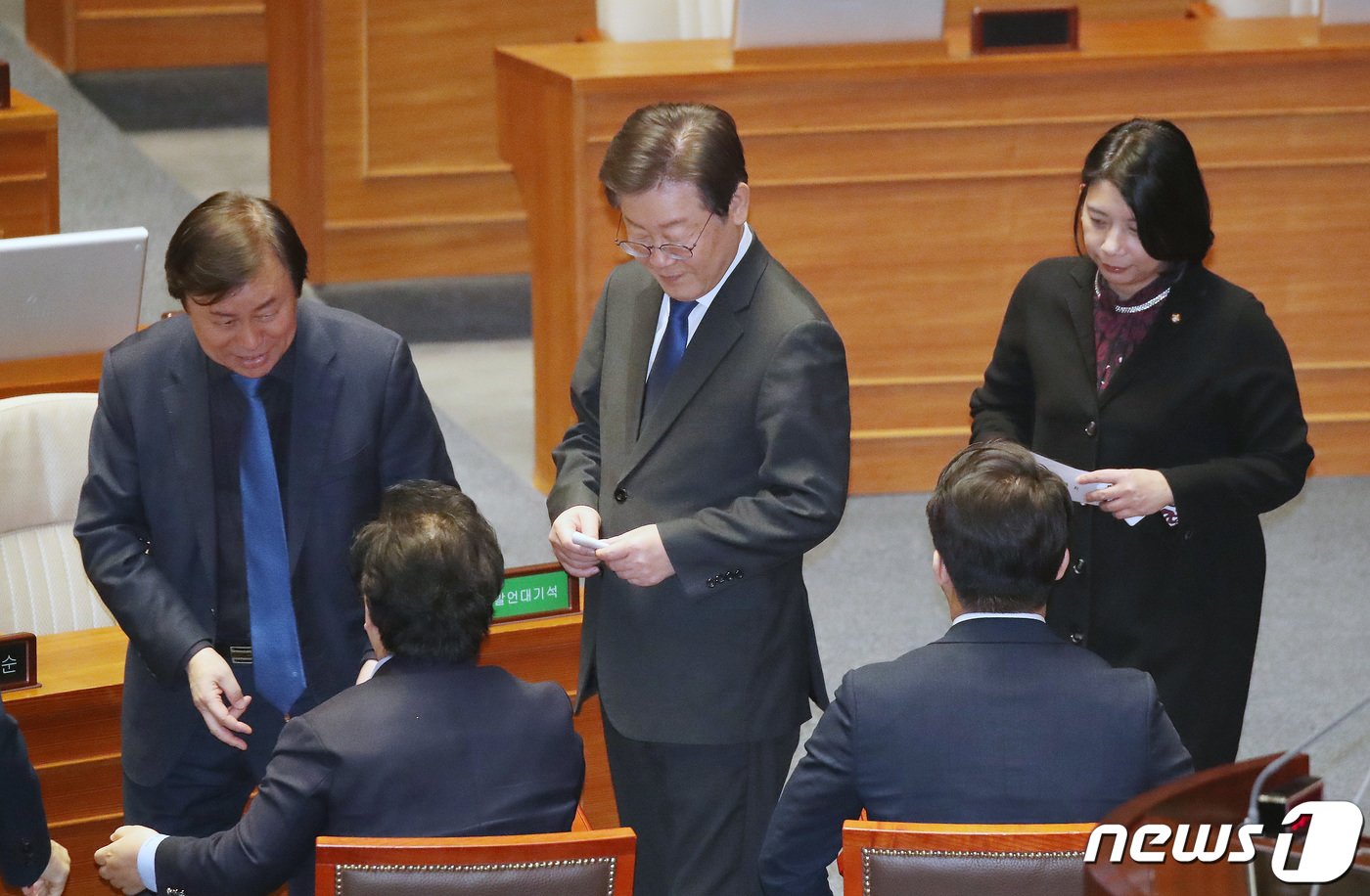 본문 이미지 - 이재명 더불어민주당 대표가 29일 서울 여의도 국회에서 열린 제413회 국회(임시회) 제6차 본회의에서 '쌍특검법(김건희 여사·대장동 특검법)' 투표를 하고 있다. 2024.2.29/뉴스1 ⓒ News1 임세영 기자