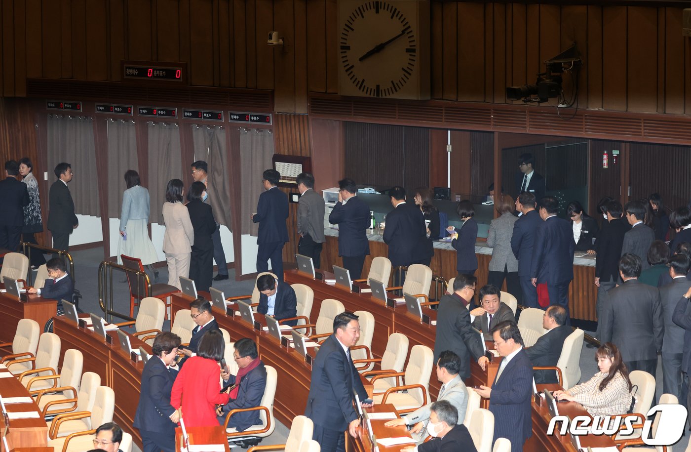 본문 이미지 - 여야 의원들이 29일 저녁 서울 여의도 국회 본회의장에서 열린 제413회 국회(임시회) 제6차 본회의에서 '쌍특검법(김건희 여사·대장동 특검법)' 재의의 건에 대한 투표를 하고 있다. 이날 '쌍특검법'은 최종 부결돼 폐기 됐다. 2024.2.29/뉴스1 ⓒ News1 송원영 기자