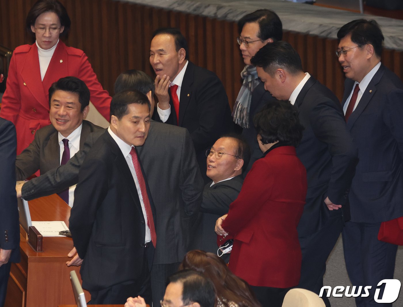 본문 이미지 - 윤재옥 국민의힘 원내대표와 의원들이 29일 저녁 서울 여의도 국회 본회의장에서 열린 제413회 국회(임시회) 제6차 본회의에서 '쌍특검법(김건희 여사·대장동 특검법)' 재의의 건에 대한 개표를 기다리고 있다. 2024.2.29/뉴스1 ⓒ News1 송원영 기자