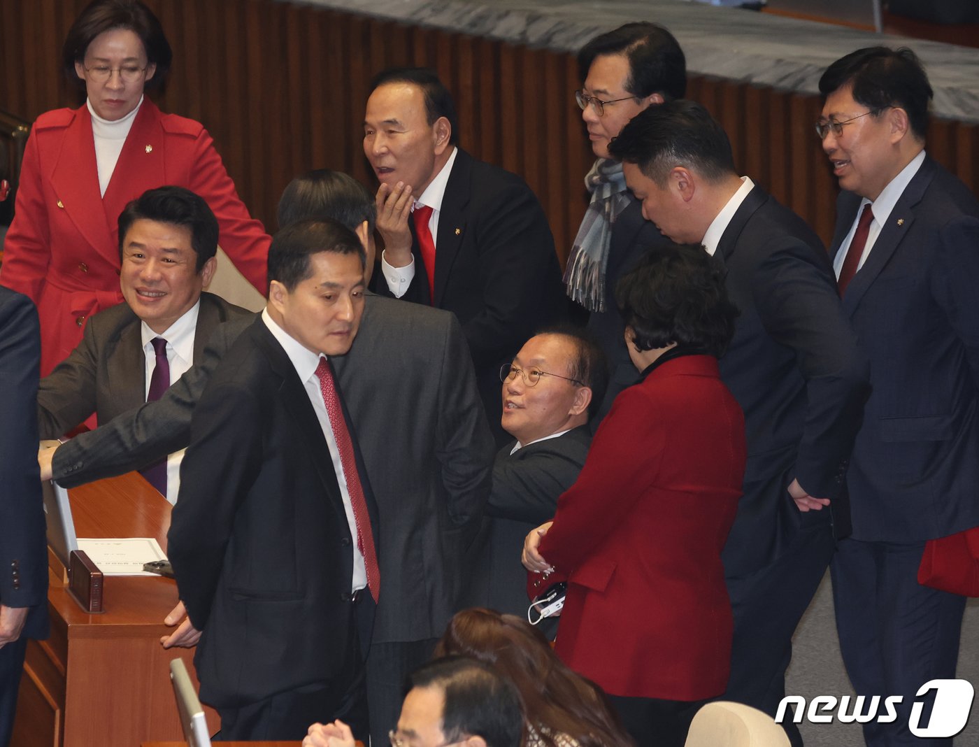 윤재옥 국민의힘 원내대표와 의원들이 29일 저녁 서울 여의도 국회 본회의장에서 열린 제413회 국회&#40;임시회&#41; 제6차 본회의에서 &#39;쌍특검법&#40;김건희 여사·대장동 특검법&#41;&#39; 재의의 건에 대한 개표를 기다리고 있다. 2024.2.29/뉴스1 ⓒ News1 송원영 기자