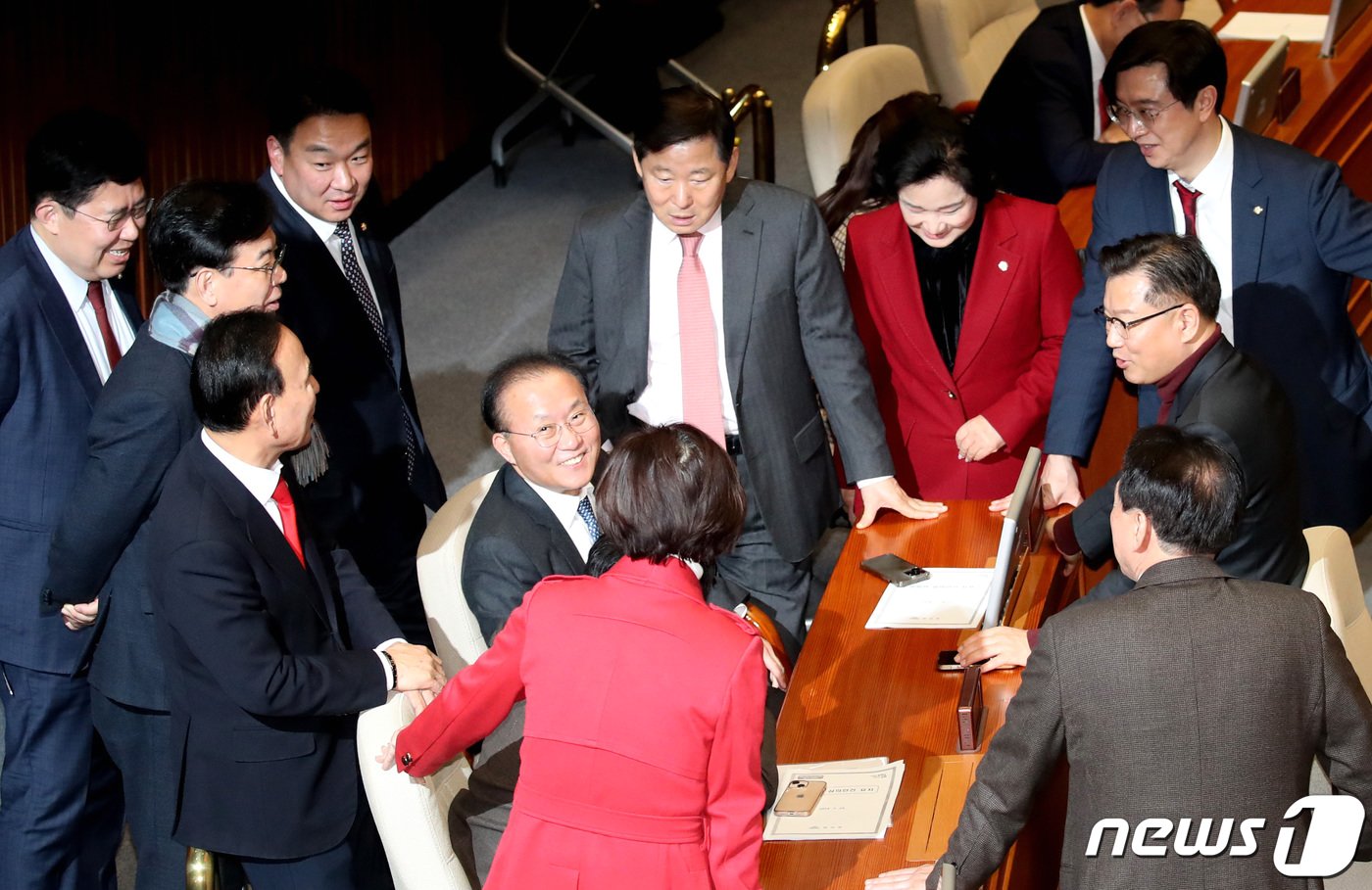 윤재옥 국민의힘 원내대표와 의원들이 29일 저녁 서울 여의도 국회 본회의장에서 열린 제413회 국회&#40;임시회&#41; 제6차 본회의에서 &#39;쌍특검법&#40;김건희 여사·대장동 특검법&#41;&#39; 재의의 건에 대한 개표를 기다리고 있다. 이날 &#39;쌍특검법&#39;은 최종 부결돼 폐기 됐다. 2024.2.29/뉴스1 ⓒ News1 임세영 기자