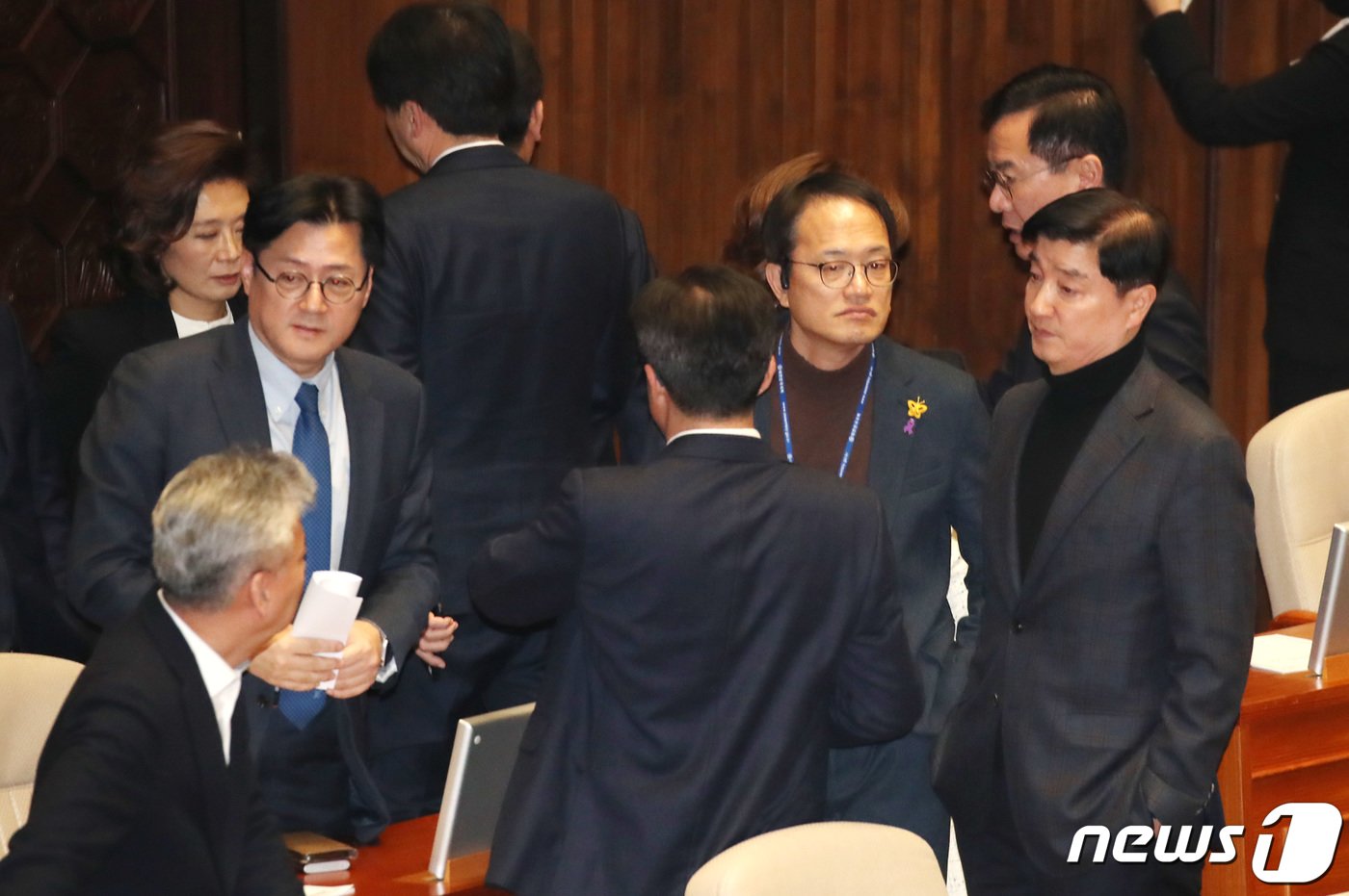 본문 이미지 - 더불어민주당 의원들 29일 서울 여의도 국회에서 열린 제413회 국회(임시회) 제6차 본회의에서 '쌍특검법(김건희 여사·대장동 특검법)'이 부결되자 아쉬워하고 있다. 2024.2.29/뉴스1 ⓒ News1 임세영 기자