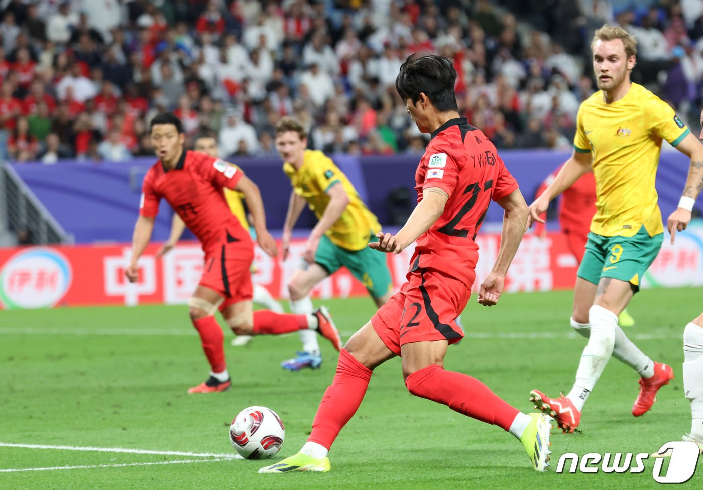 대한민국 설영우가 2일&#40;현지시간&#41; 카타르 알와크라 알자누브 스타디움에서 열린 2023 아시아축구연맹&#40;AFC&#41; 카타르 아시안컵 8강전 호주와 대한민국의 경기에서 황희찬에게 패스를 하고 있다. 2024.2.3/뉴스1 ⓒ News1 김성진 기자