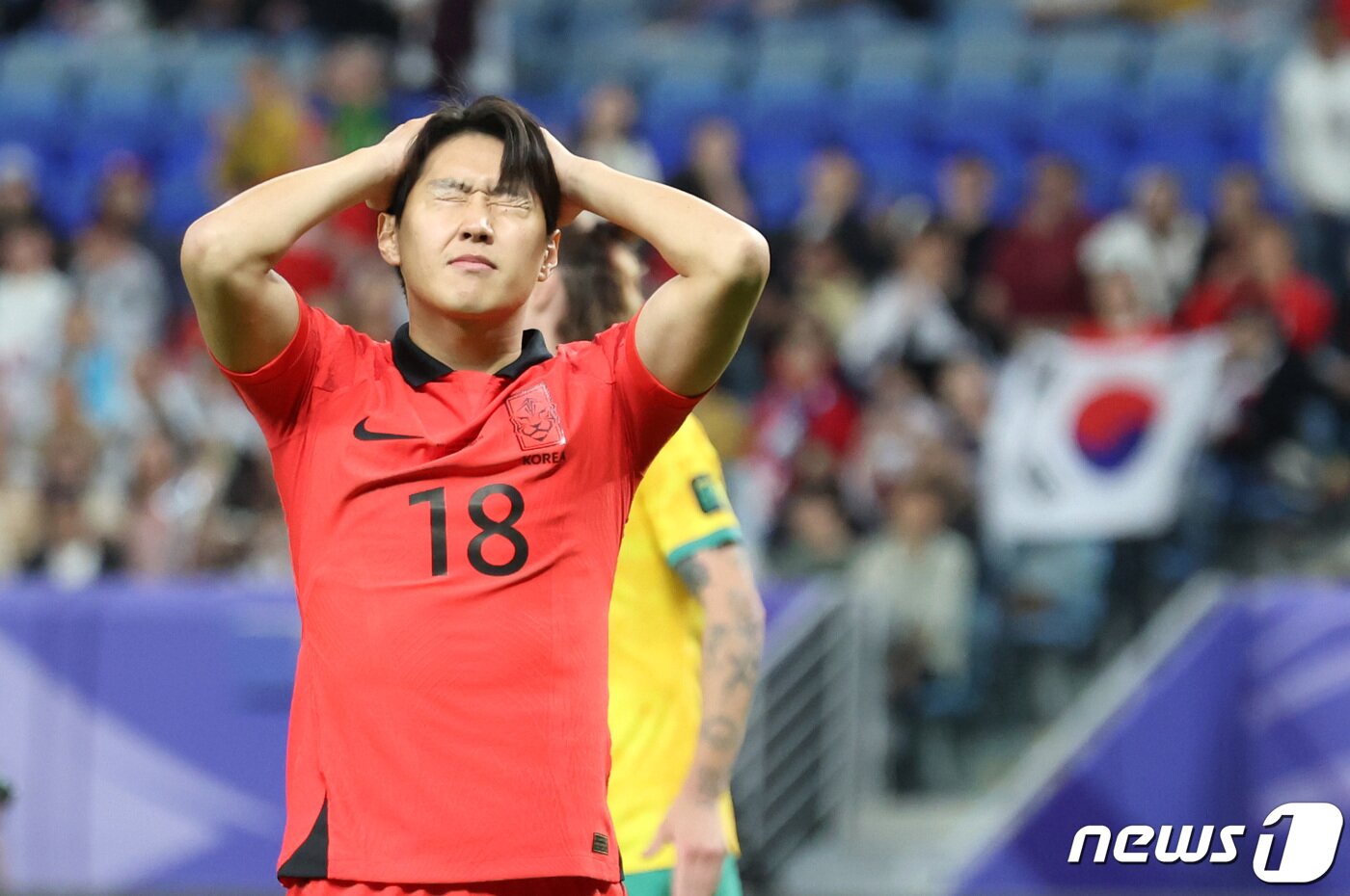 본문 이미지 - 대한민국 이강인이 2일(현지시간) 카타르 알와크라 알자누브 스타디움에서 열린 2023 아시아축구연맹(AFC) 카타르 아시안컵 8강전 호주와 대한민국의 경기에서 득점 기회를 놓친 후 아쉬워하고 있다. 2024.2.3/뉴스1 ⓒ News1 김성진 기자