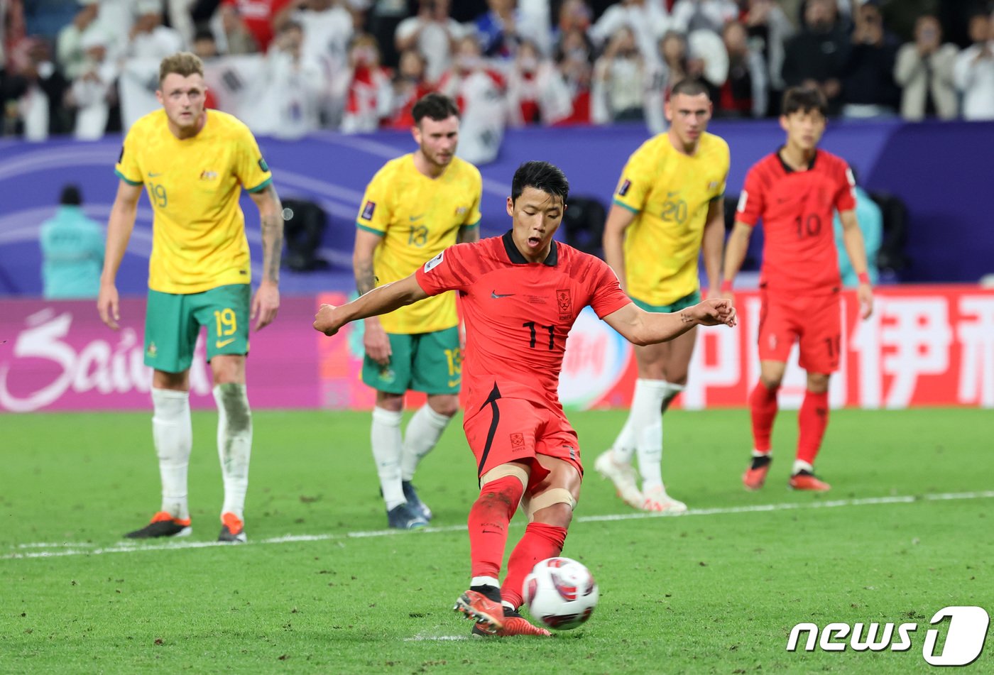 대한민국 황희찬이 2일&#40;현지시간&#41; 카타르 알와크라 알자누브 스타디움에서 열린 2023 아시아축구연맹&#40;AFC&#41; 카타르 아시안컵 8강전 호주와 대한민국의 경기에서 페널티킥으로 동점을 만들고 있다. 2024.2.3/뉴스1 ⓒ News1 김성진 기자