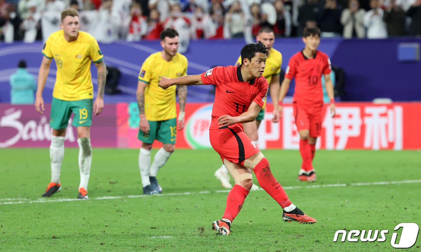 대한민국 황희찬이 2일&#40;현지시간&#41; 카타르 알와크라 알자누브 스타디움에서 열린 2023 아시아축구연맹&#40;AFC&#41; 카타르 아시안컵 8강전 호주와 대한민국의 경기에서 페널티킥으로 동점을 만들고 있다. 2024.2.3/뉴스1 ⓒ News1 김성진 기자