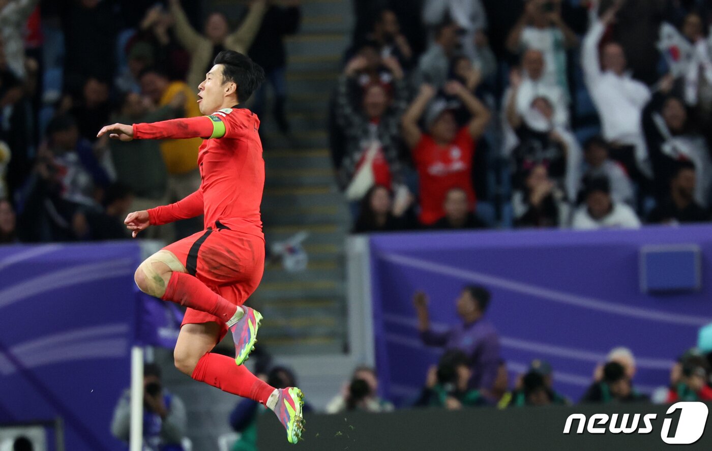 본문 이미지 - 대한민국 손흥민이 2일(현지시간) 카타르 알와크라 알자누브 스타디움에서 열린 2023 아시아축구연맹(AFC) 카타르 아시안컵 8강전 호주와 대한민국의 경기에서 연장 전반 프리킥골을 넣은 후 기뻐하고 있다. 2024.2.3/뉴스1 ⓒ News1 김성진 기자