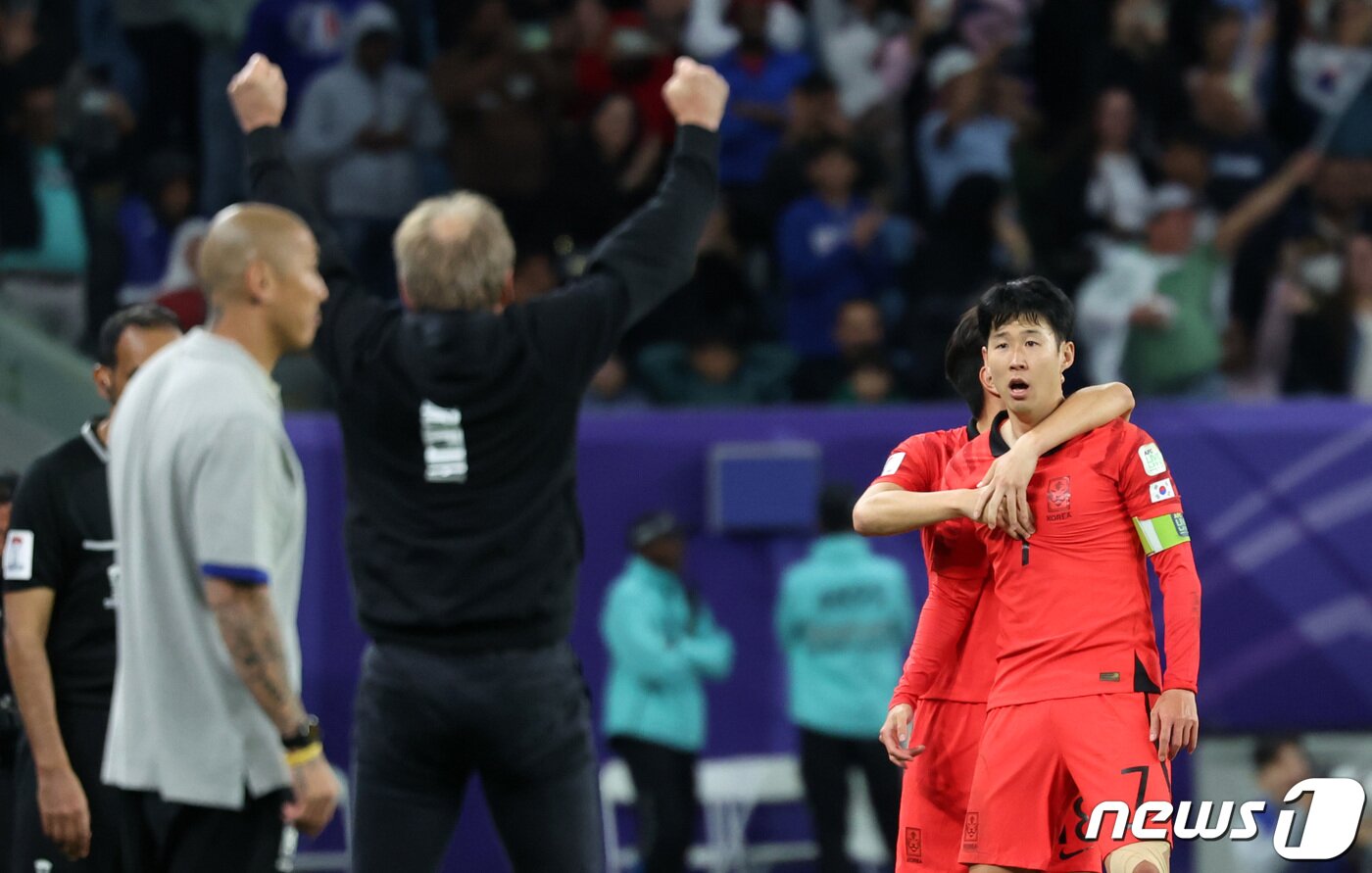 대한민국 손흥민이 2일&#40;현지시간&#41; 카타르 알와크라 알자누브 스타디움에서 열린 2023 아시아축구연맹&#40;AFC&#41; 카타르 아시안컵 8강전 호주와 대한민국의 경기에서 연장 전반 프리킥골을 넣은 후 기뻐하고 있다. 2024.2.3/뉴스1 ⓒ News1 김성진 기자