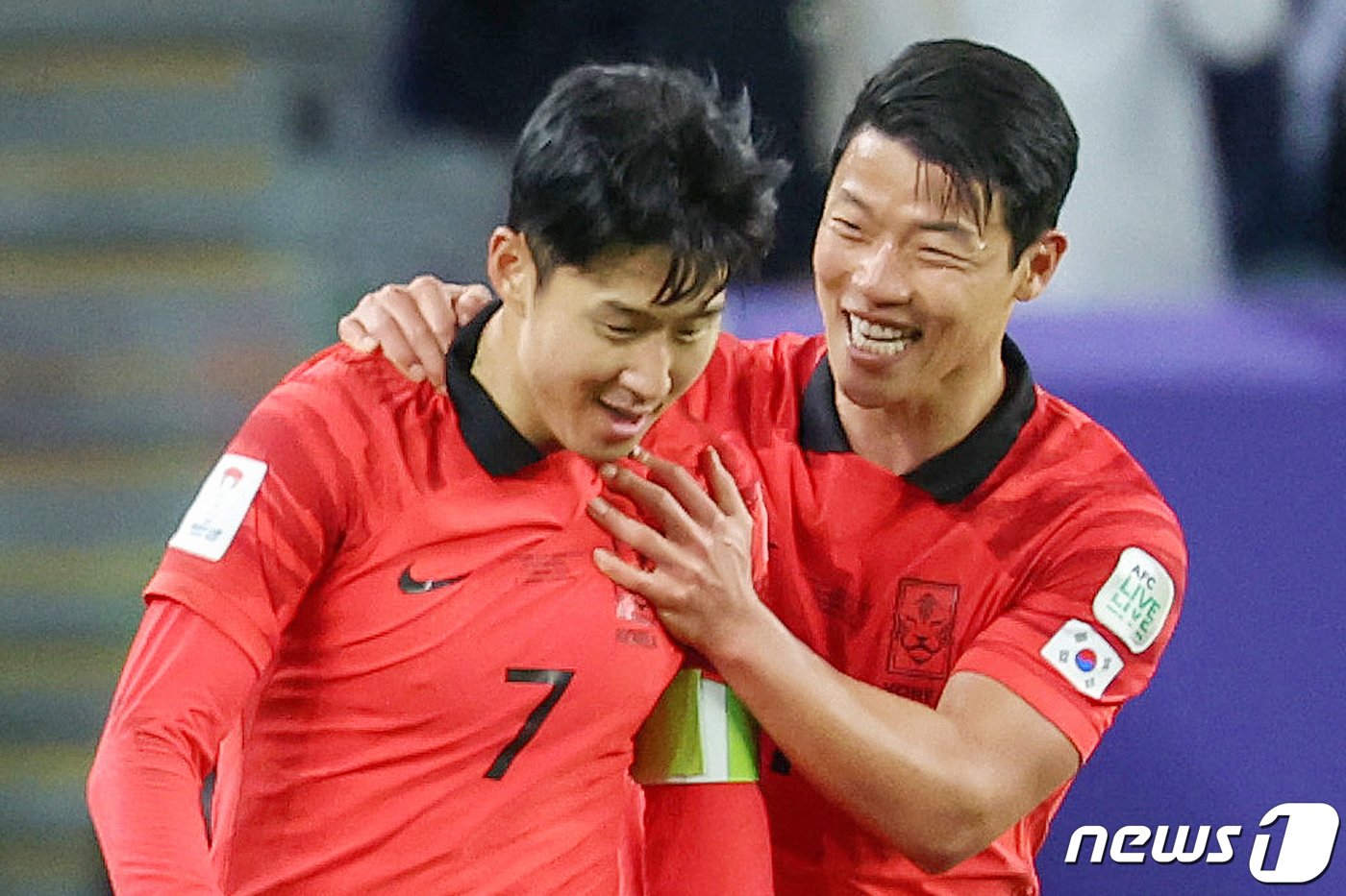 본문 이미지 - 대한민국 손흥민이 2일(현지시간) 카타르 알와크라 알자누브 스타디움에서 열린 2023 아시아축구연맹(AFC) 카타르 아시안컵 8강전 호주와 대한민국의 경기에서 연장 전반 프리킥골을 넣은 후 황희찬과 기뻐하고 있다. 2024.2.3/뉴스1 ⓒ News1 김성진 기자