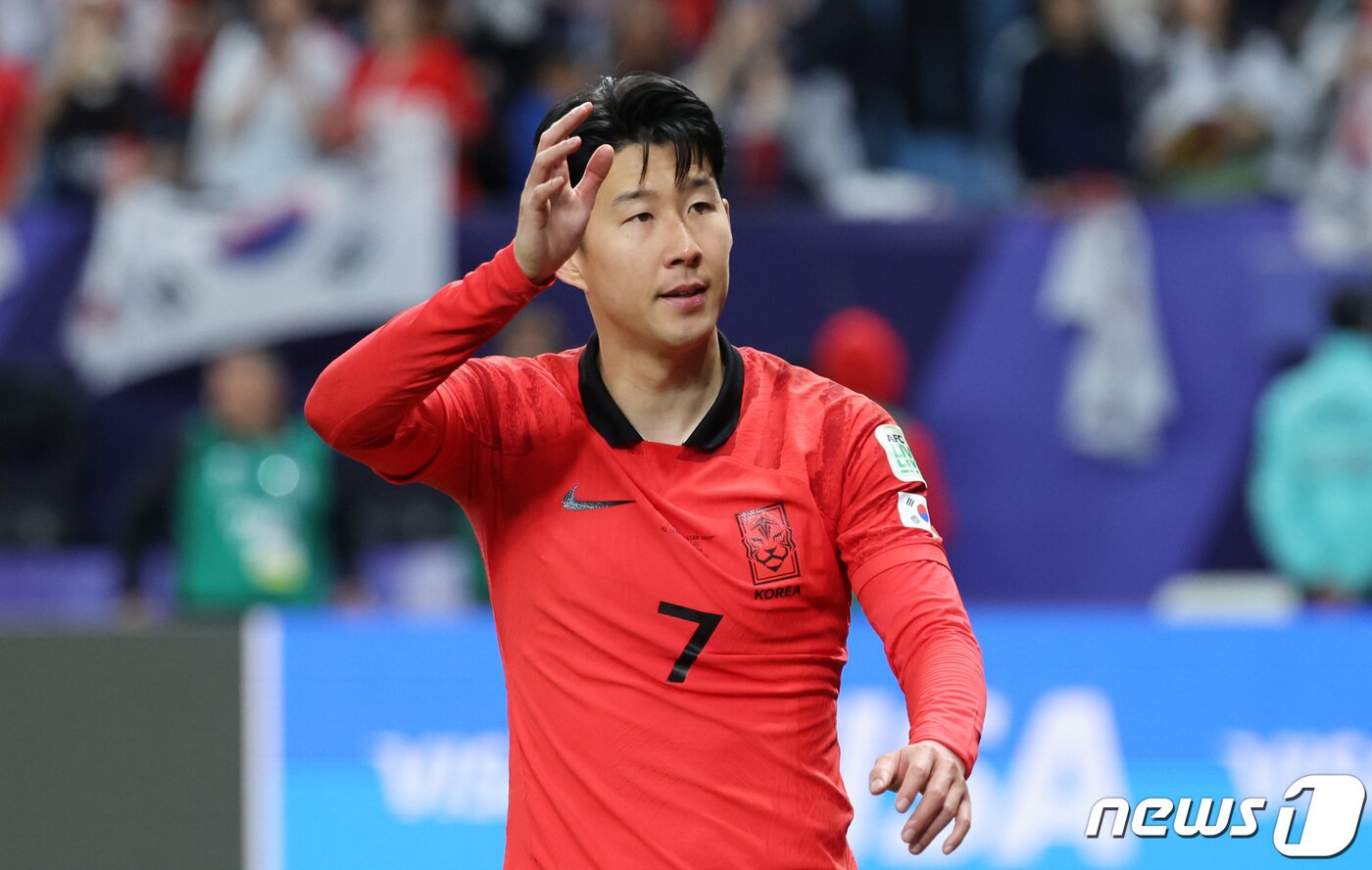 본문 이미지 - 대한민국 손흥민이 2일(현지시간) 카타르 알와크라 알자누브 스타디움에서 열린 2023 아시아축구연맹(AFC) 카타르 아시안컵 8강전 호주와 대한민국의 경기, 연장 승부 끝에 2-1로 승리를 거두며 4강 진출에 성공하자 관중석을 향해 인사하고 있다. 2024.2.3/뉴스1 ⓒ News1 김성진 기자