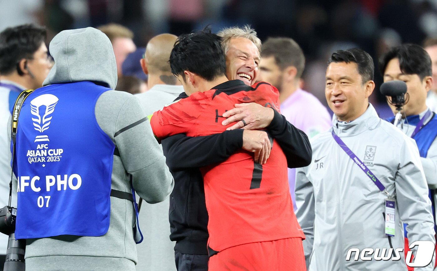본문 이미지 - 대한민국 위르겐 클린스만 감독과 손흥민이 2일(현지시간) 카타르 알와크라 알자누브 스타디움에서 열린 2023 아시아축구연맹(AFC) 카타르 아시안컵 8강전 호주와 대한민국의 경기, 연장 승부 끝에 2-1로 승리를 거두며 4강에 진출한 후 기뻐하고 있다. 2024.2.3/뉴스1 ⓒ News1 김성진 기자