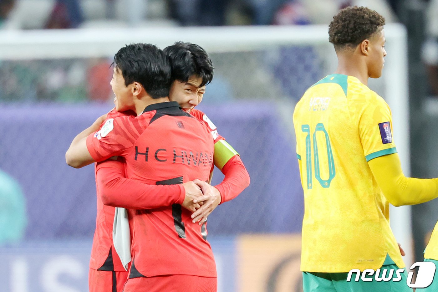 본문 이미지 - 대한민국 손흥민과 황희찬이 2일(현지시간) 카타르 알와크라 알자누브 스타디움에서 열린 2023 아시아축구연맹(AFC) 카타르 아시안컵 8강전 호주와 대한민국의 경기에서 연장 접전 끝에 2대1로 승리를 거둬 4강 진출을 확정 지은 뒤 기뻐하며 얼싸안고 있다. 2024.2.3/뉴스1 ⓒ News1 김성진 기자