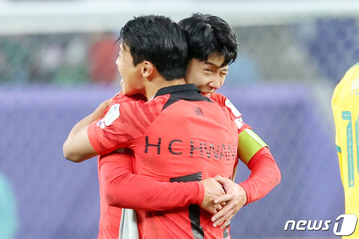 본문 이미지 - 대한민국 손흥민과 황희찬이 2일(현지시간) 카타르 알와크라 알자누브 스타디움에서 열린 2023 아시아축구연맹(AFC) 카타르 아시안컵 8강전 호주와 대한민국의 경기에서 연장 접전 끝에 2대1로 승리를 거둬 4강 진출을 확정 지은 뒤 기뻐하며 얼싸안고 있다. 2024.2.3/뉴스1 ⓒ News1 김성진 기자