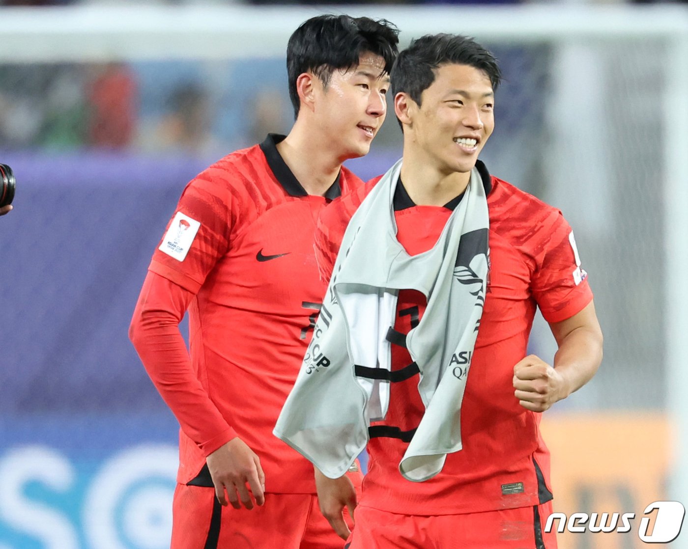 본문 이미지 - 대한민국 손흥민과 황희찬이 2일(현지시간) 카타르 알와크라 알자누브 스타디움에서 열린 2023 아시아축구연맹(AFC) 카타르 아시안컵 8강전 호주와 대한민국의 경기, 연장 승부 끝에 2-1로 승리를 거두며 4강에 진출한 후 기뻐하고 있다. 2024.2.3/뉴스1 ⓒ News1 김성진 기자