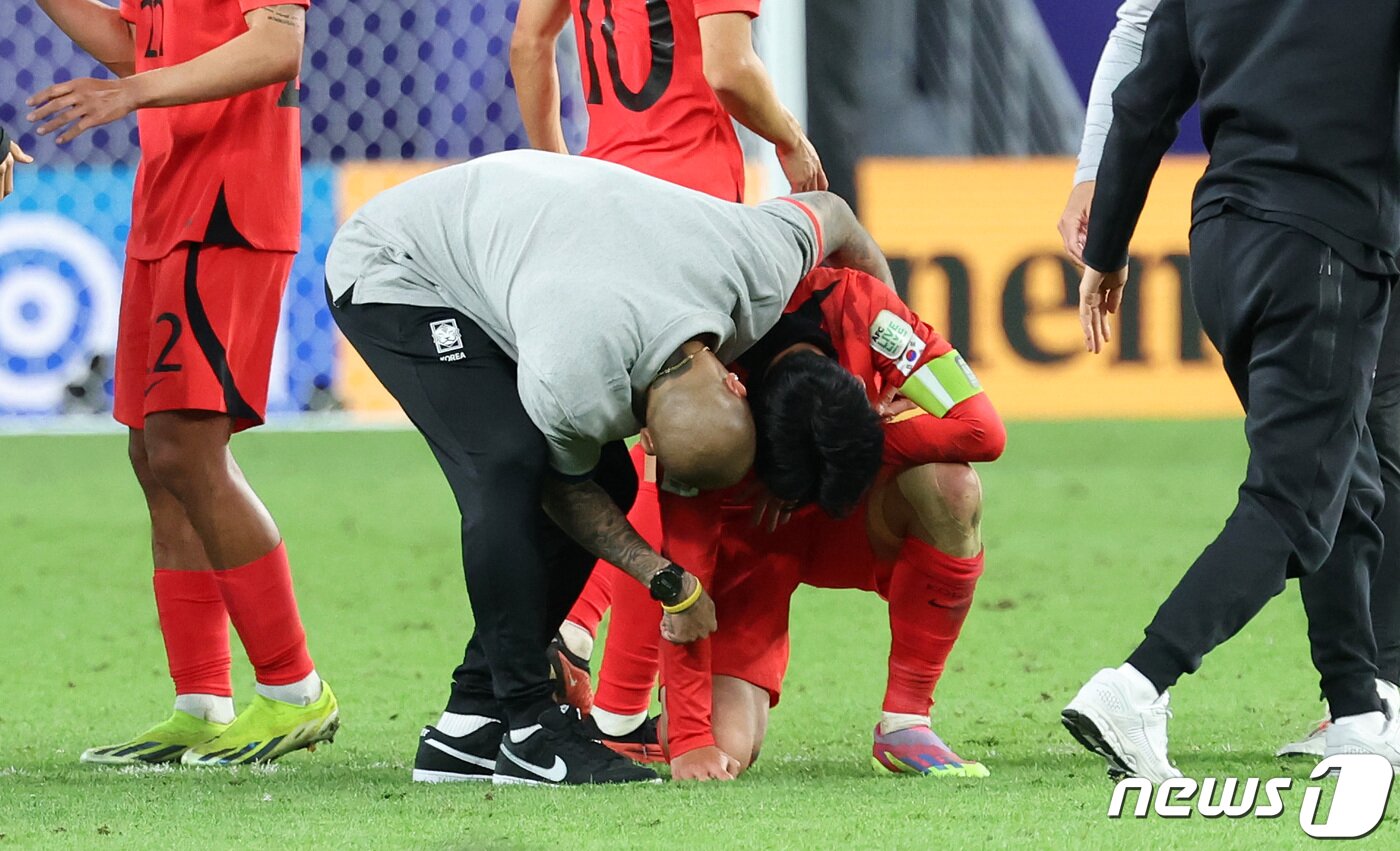 본문 이미지 - 대한민국 손흥민이 2일(현지시간) 카타르 알와크라 알자누브 스타디움에서 열린 2023 아시아축구연맹(AFC) 카타르 아시안컵 8강전 호주와 대한민국의 경기, 연장 승부 끝에 2-1로 승리를 거두며 4강에 진출한 후 차두리 코치와 기뻐하고 있다. 2024.2.3/뉴스1 ⓒ News1 김성진 기자