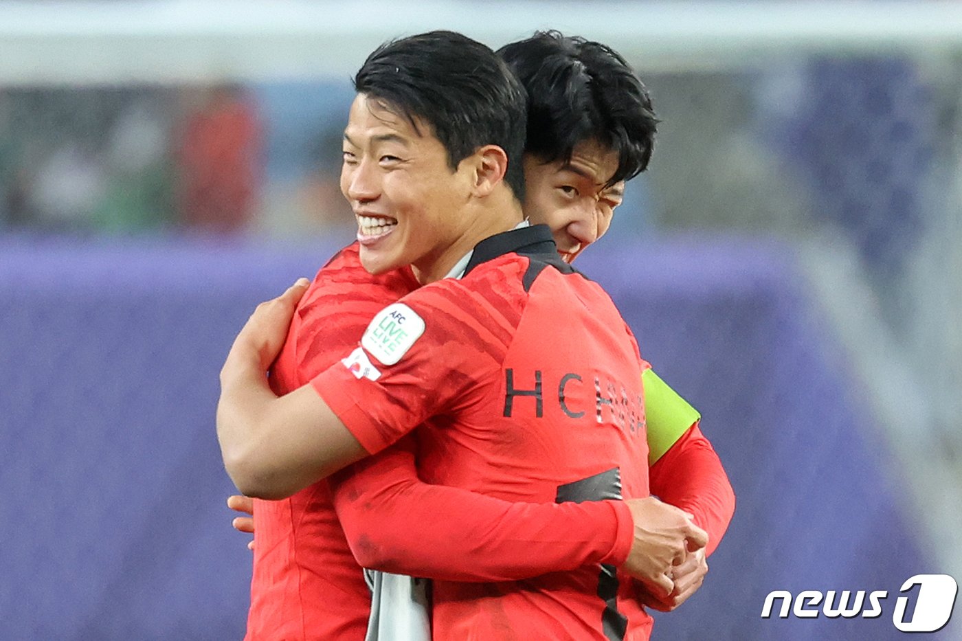 본문 이미지 - 대한민국 손흥민과 황희찬이 2일(현지시간) 카타르 알와크라 알자누브 스타디움에서 열린 2023 아시아축구연맹(AFC) 카타르 아시안컵 8강전 호주와 대한민국의 경기에서 연장 접전 끝에 2대1로 승리를 거둬 4강 진출을 확정 지은 뒤 기뻐하며 얼싸안고 있다. 2024.2.3/뉴스1 ⓒ News1 김성진 기자