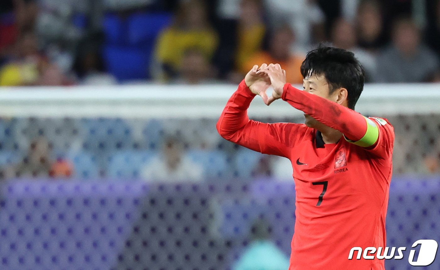 본문 이미지 - 대한민국 손흥민이 2일(현지시간) 카타르 알와크라 알자누브 스타디움에서 열린 2023 아시아축구연맹(AFC) 카타르 아시안컵 8강전 호주와 대한민국의 경기, 연장 전반 프리킥골을 넣은 후 하트 세리머니를 하고 있다. 2024.2.3/뉴스1 ⓒ News1 김성진 기자