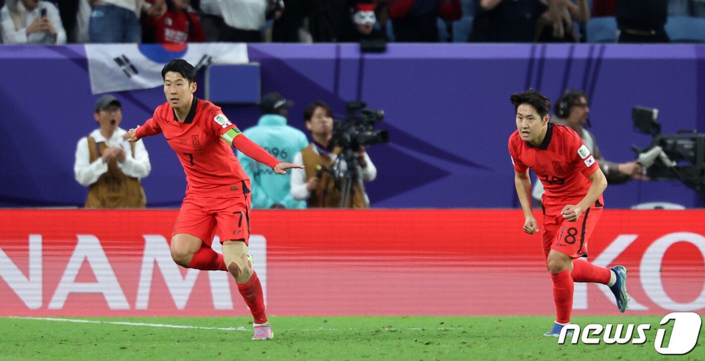본문 이미지 - 대한민국 손흥민이 2일(현지시간) 카타르 알와크라 알자누브 스타디움에서 열린 2023 아시아축구연맹(AFC) 카타르 아시안컵 8강전 호주와 대한민국의 경기, 연장 전반 프리킥골을 넣은 후 이강인과 기뻐하고 있다. 2024.2.3/뉴스1 ⓒ News1 김성진 기자