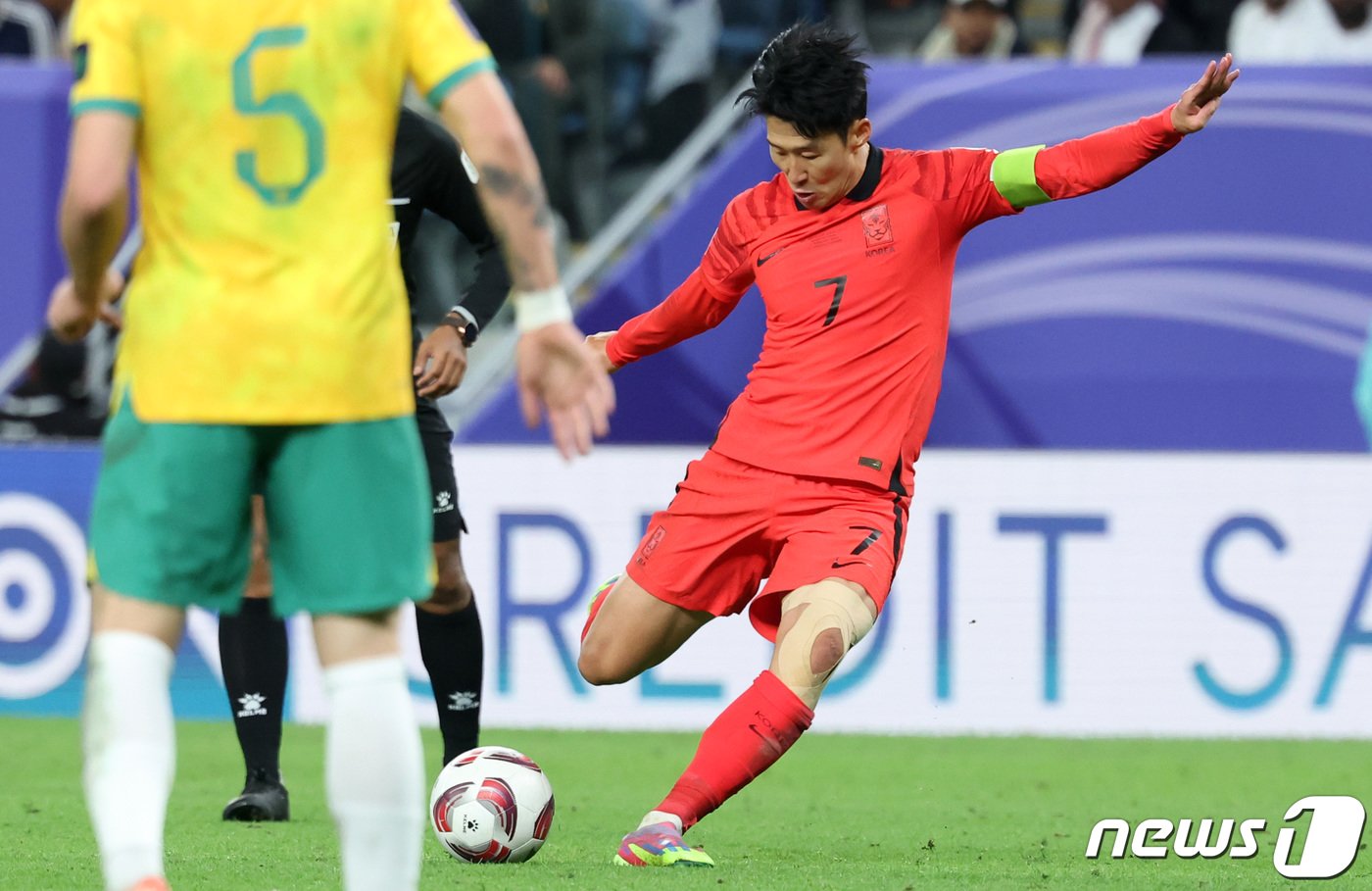 대한민국 손흥민이 2일&#40;현지시간&#41; 카타르 알와크라 알자누브 스타디움에서 열린 2023 아시아축구연맹&#40;AFC&#41; 카타르 아시안컵 8강전 호주와 대한민국의 경기, 연장 후반 슈팅을 때리고 있다. 2024.2.3/뉴스1 ⓒ News1 김성진 기자