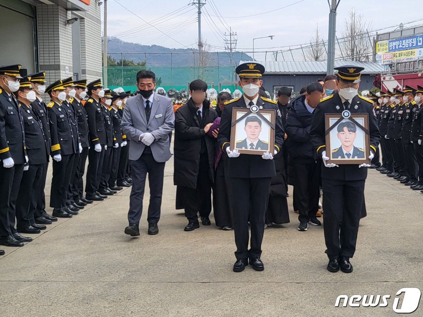 3일 오전 경북 문경소방서 119안전센터에서 화재 현장에서 불의의 사고로 순직한 故 김수광&#40;27&#41; 소방장과 박수훈&#40;35&#41; 소방교의 영정이 영결식장으로 이동하고 있다. 두 소방관은 지난달 31일 경북 문경시 신기산단 육가공업체 공장 화재 현장에서 국민의 생명을 지키기 위해 인명 수색 중 불의의 사고로 순직했다. 고안들의 영결식은 이날 오전 10시 경북도청 동락관에서 엄수된 후 대전국립현충원에 안장된다. 2024.2.3/뉴스1 ⓒ News1 이성덕 기자