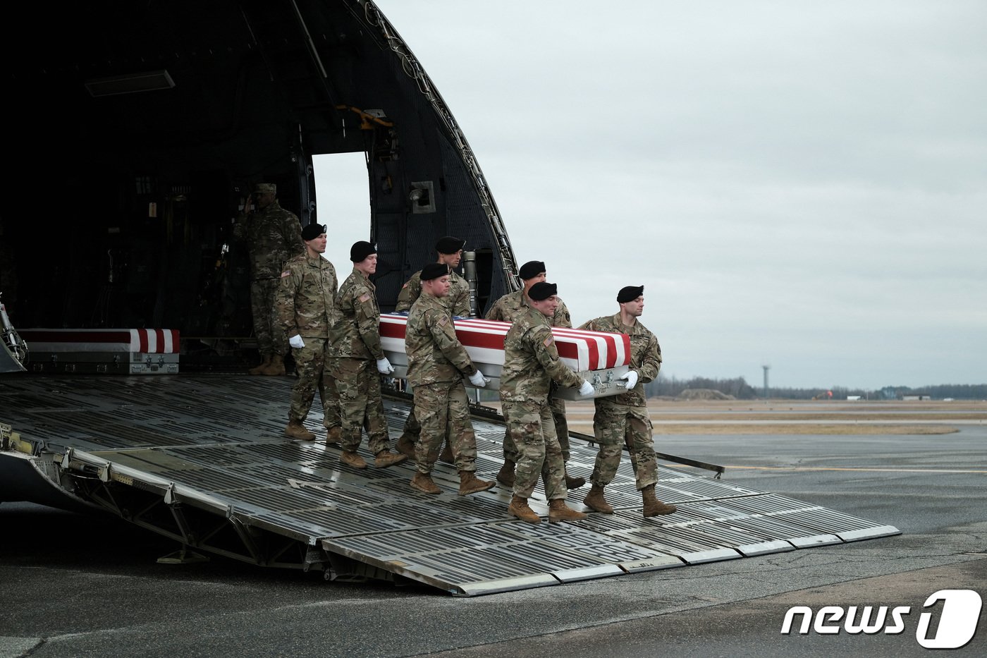 본문 이미지 - 지난달 27일 요르단 북동부에 있는 미군 기지 '타워 22'에선 드론 공습에 미군 3명이 숨진 가운데, 병사들의 시신이 미군 수송기에서 차량으로 운구되는 모습. 2024.02.02. ⓒ 로이터=뉴스1 ⓒ News1 정윤영 기자
