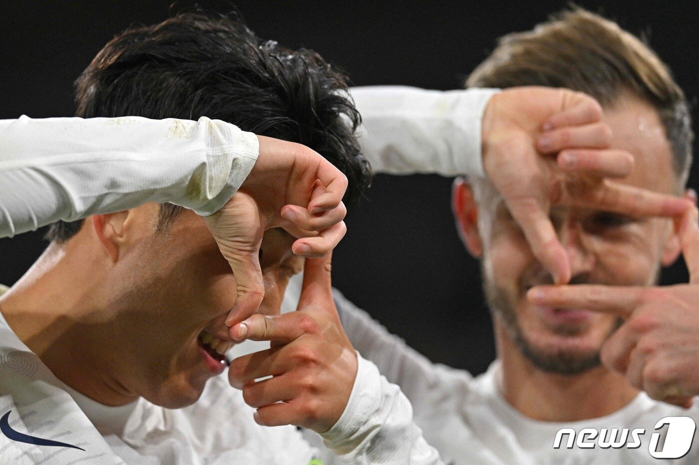 본문 이미지 - 손흥민(왼쪽)과 매디슨 ⓒ AFP=뉴스1