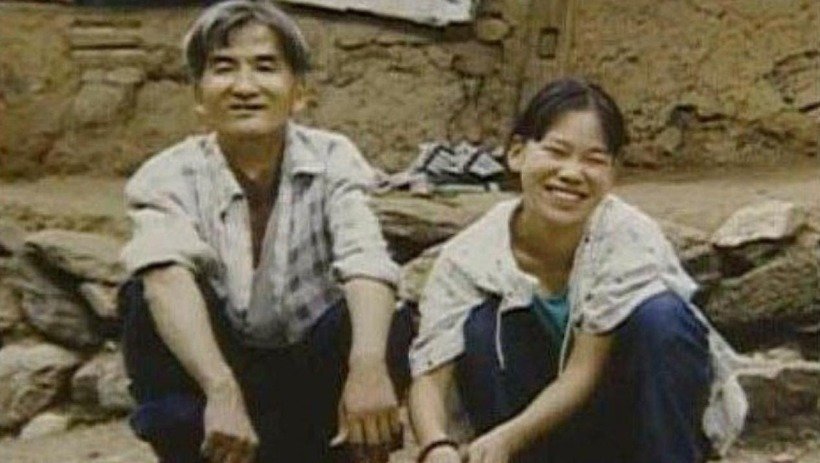 본문 이미지 -  영자씨가 아버지와 함께 고향집 앞에서 환한 표정을 짓고 있다. &#40;SNS 갈무리&#41; ⓒ 뉴스1