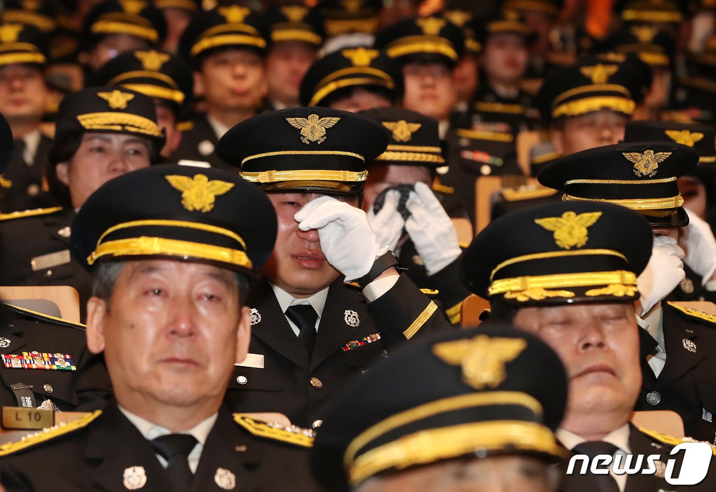 본문 이미지 - 3일 오전 경북도청 동락관에서 엄수된 문경소방서 소속 故 김수광 소방장과 故 박수훈 소방교의 영결식에서 동료를 잃은 슬픔에 소방관들이 오열하고 있다. 2024.2.3/뉴스1 ⓒ News1 공정식 기자