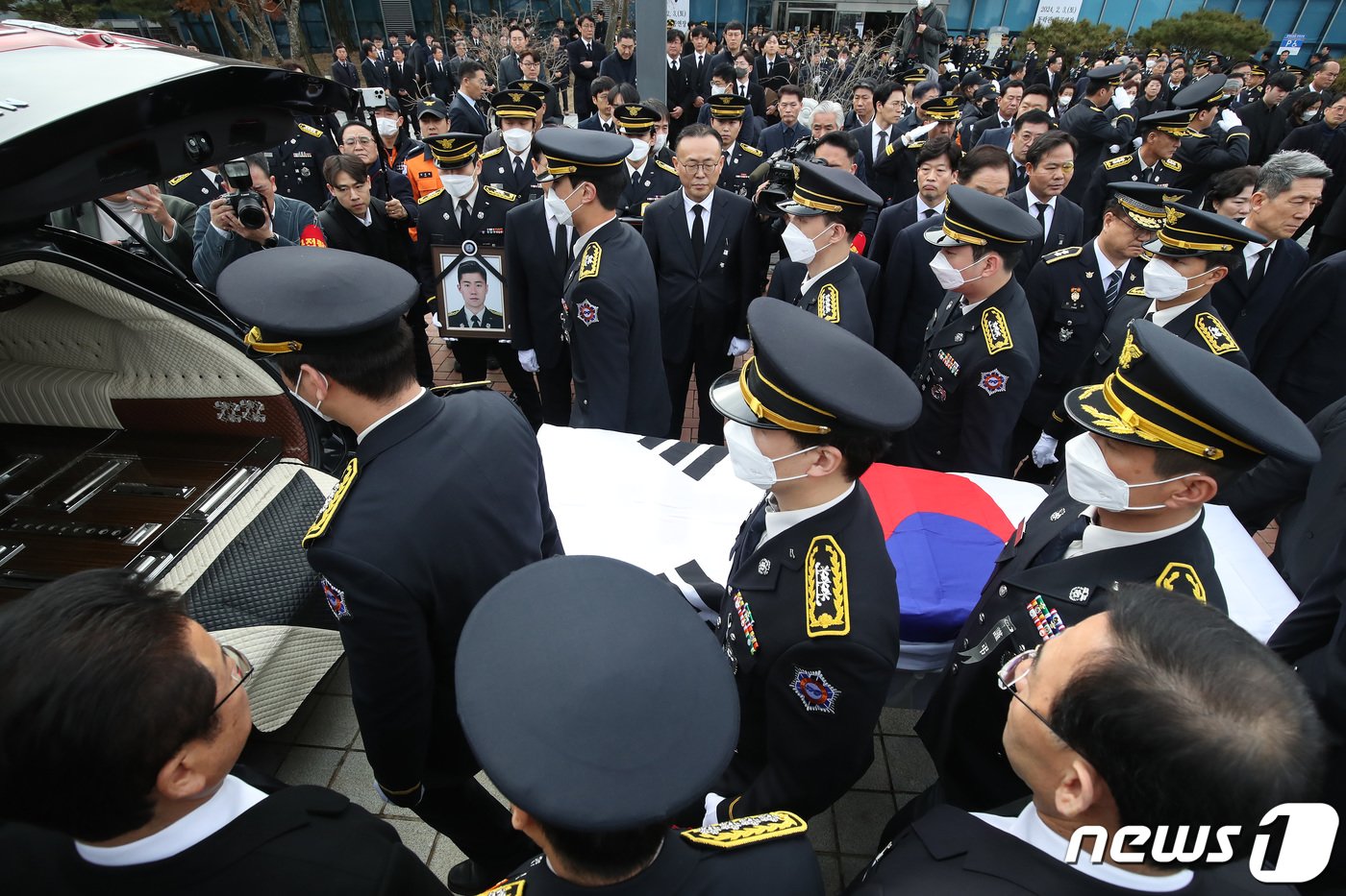 경북 문경 육가공 공장 화재 현장에서 순직한 故 김수광 소방장과 故 박수훈 소방교의 영결식이 3일 오전 경북도청 동락관에서 엄수됐다. 순직 소방관들의 운구행렬이 영결식장을 떠나 영구차로 향하고 있다. 2024.2.3/뉴스1 ⓒ News1 공정식 기자