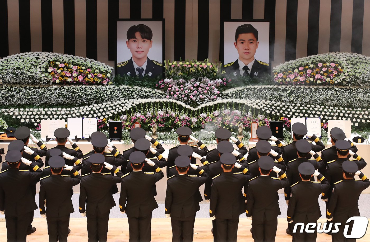 경북 문경 육가공 공장 화재 현장에서 순직한 故 김수광 소방장과 故 박수훈 소방교의 영결식이 3일 오전 경북도청 동락관에서 엄수됐다. 동료 소방관들이 순직 소방관을 향해 마지막 경례를 하고 있다. 2024.2.3/뉴스1 ⓒ News1 공정식 기자