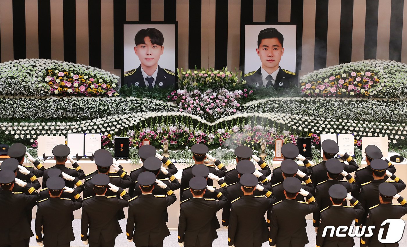본문 이미지 - 경북 문경 육가공 공장 화재 현장에서 순직한 故 김수광 소방장과 故 박수훈 소방교의 영결식이 3일 오전 경북도청 동락관에서 엄수됐다. 동료 소방관들이 순직 소방관을 향해 마지막 경례를 하고 있다. 2024.2.3/뉴스1 ⓒ News1 공정식 기자