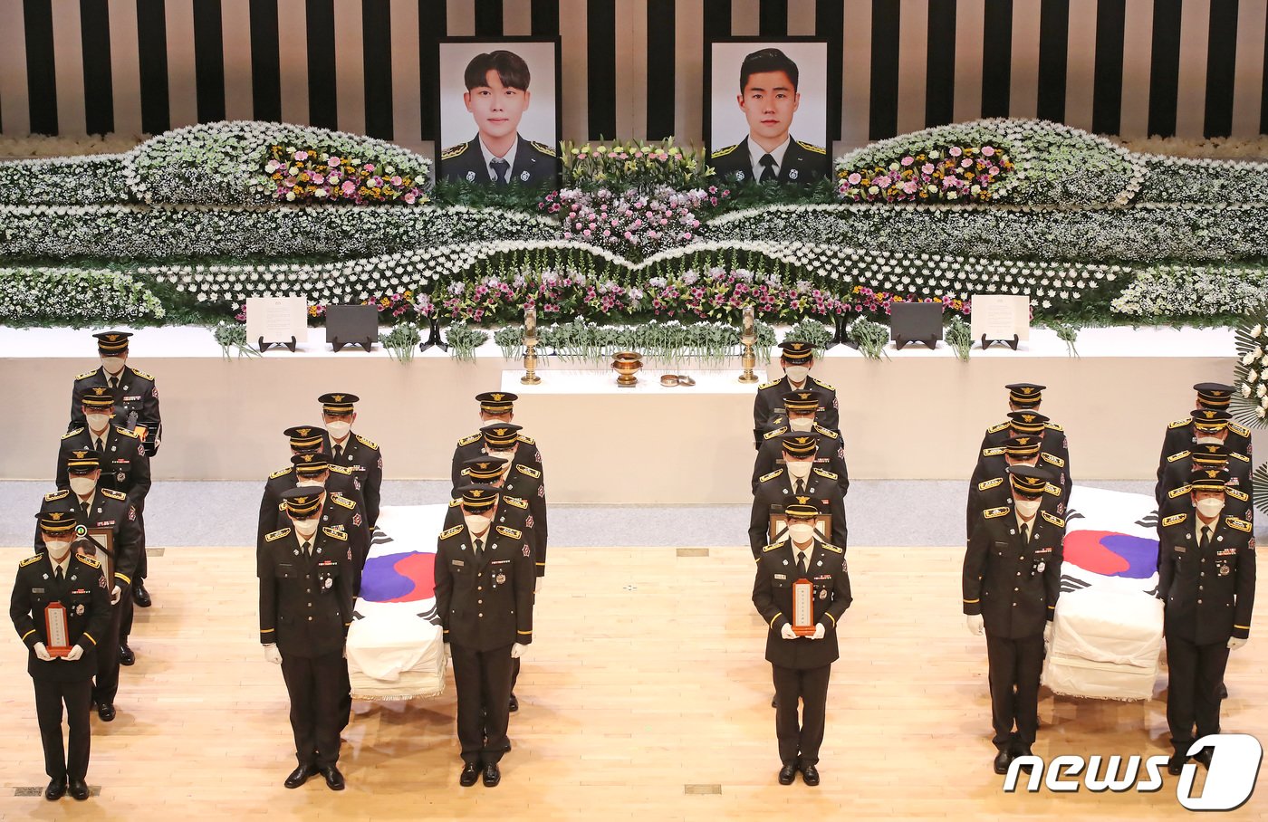 경북 문경 육가공 공장 화재 현장에서 순직한 故 김수광 소방장과 故 박수훈 소방교의 영결식이 3일 오전 경북도청 동락관에서 엄수되고 있다. 2024.2.3/뉴스1 ⓒ News1 공정식 기자